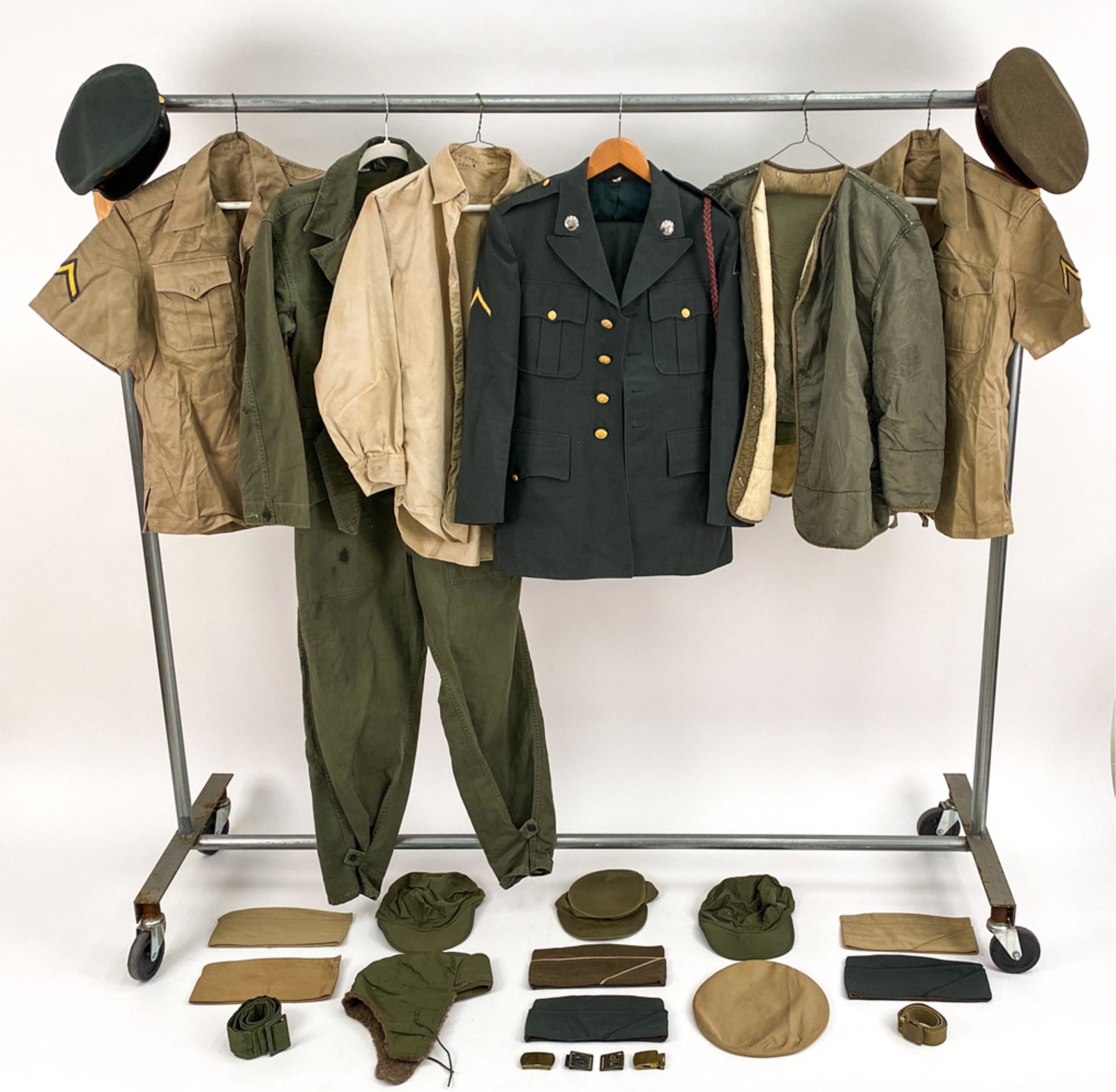 GROUPING OF VINTAGE US ARMY CLOTHES (1 of 20)