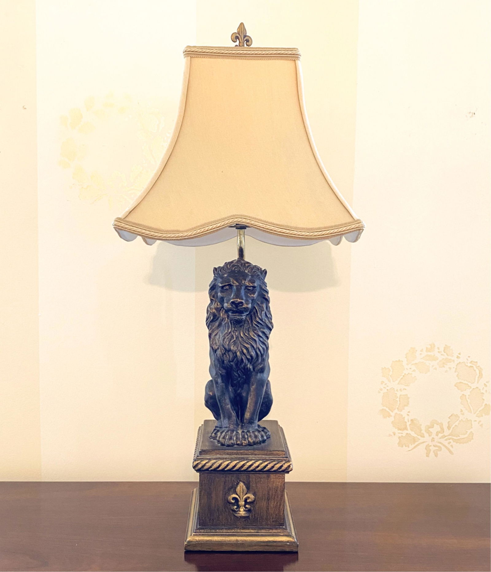 CONTEMPORARY LION TABLE LAMP (1 of 9)