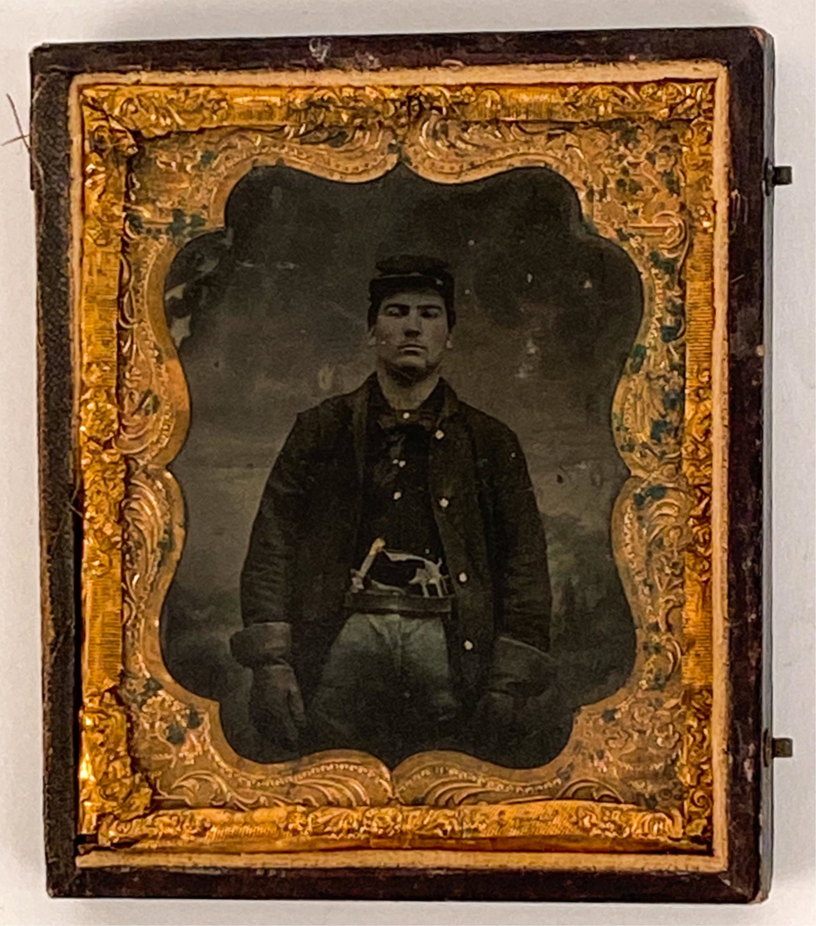1/4 PLATE TINTYPE DOUBLE ARMED CIVIL WAR SOLDIER: Unusual, with revolver and dagger in belt. Wearing heavy gloves. Dimensions: (Case) H 3.75" x W 3.25" Condition: Case lacking cover. Slight bend, crackling to emulsion.