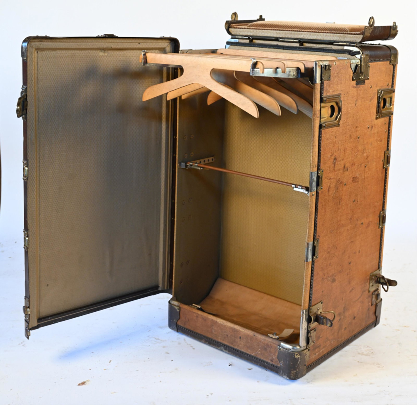 HARTMANN PATHFINDER TURNTABLE WARDROBE TRUNK (1 of 19)