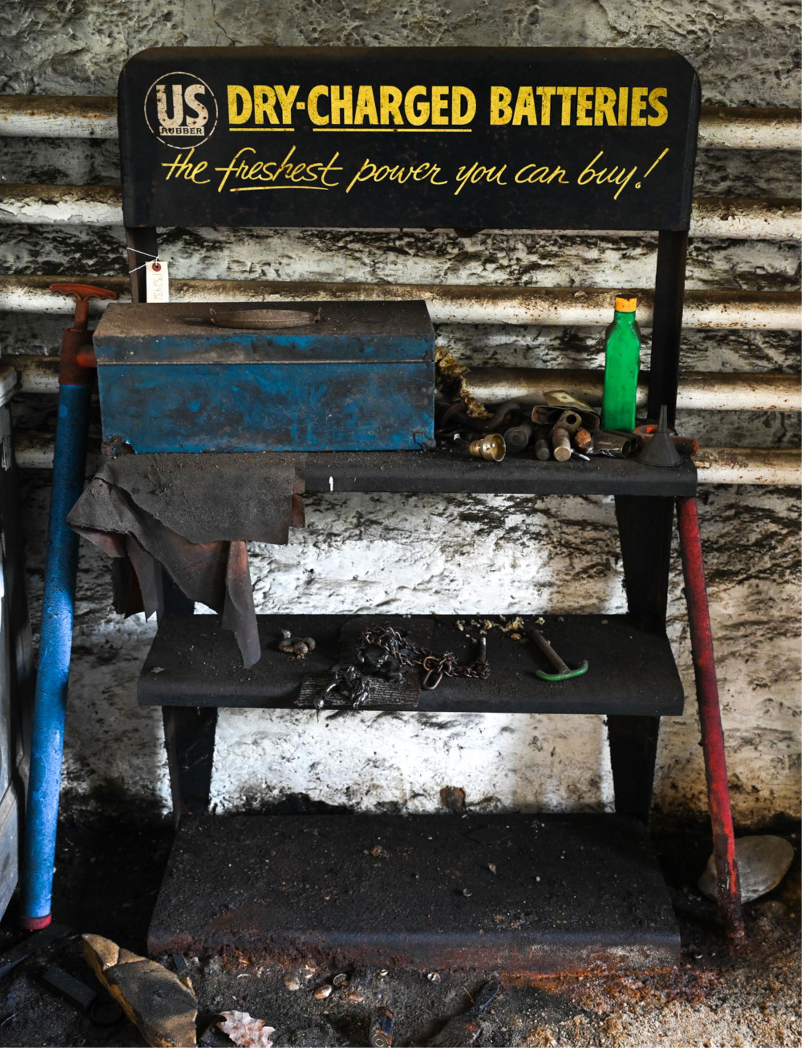 US RUBBER DRY CHARGED BATTERY STAND (1 of 4)