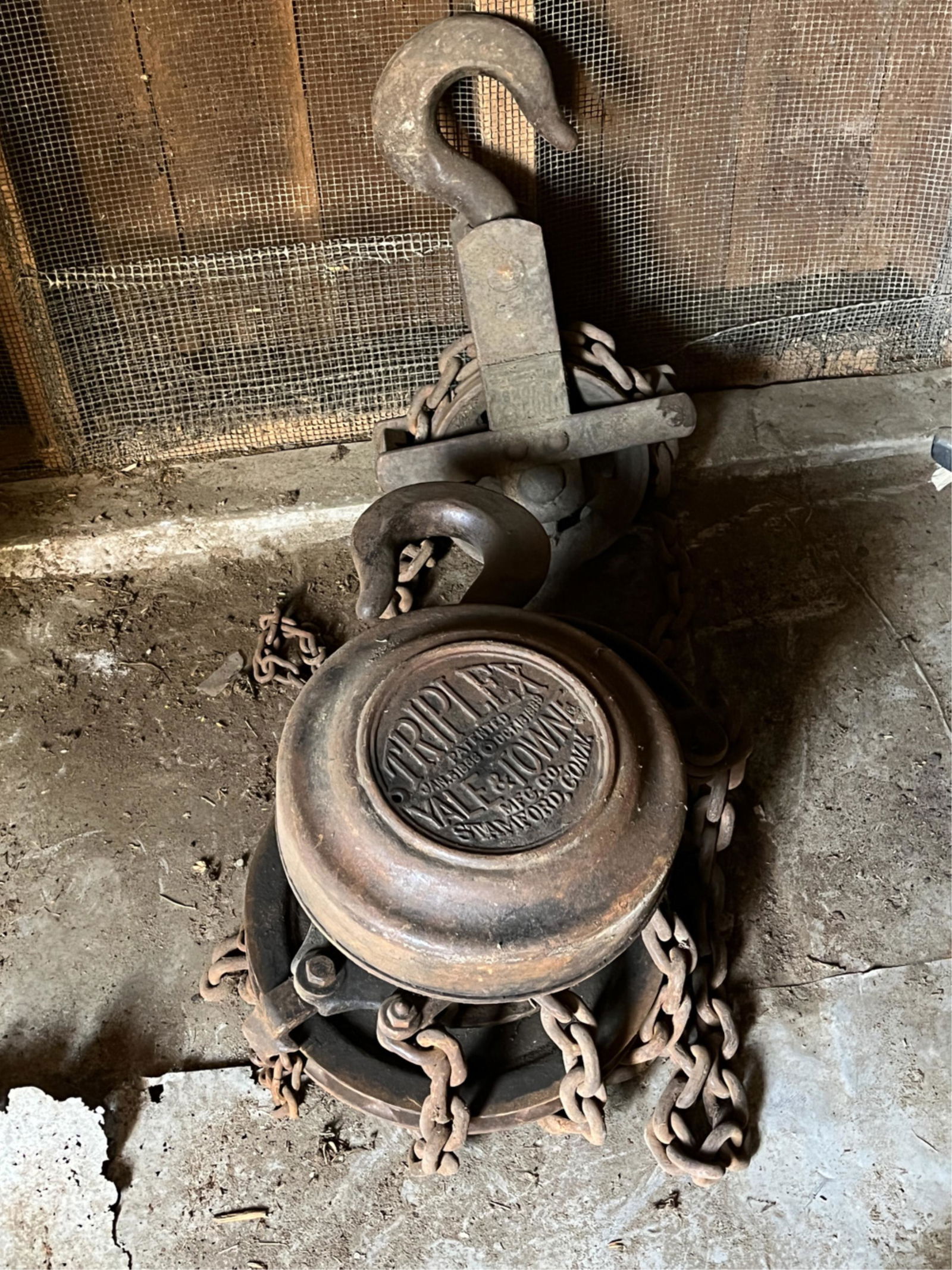 ANTIQUE YALE TOWN TRIPLEX CHAIN PULLEY (1 of 13)