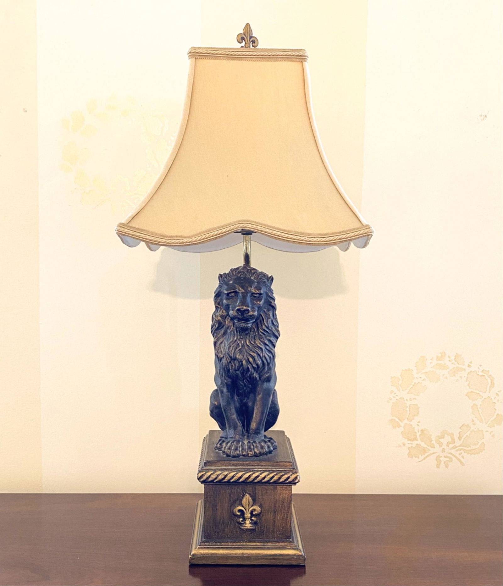 CONTEMPORARY LION TABLE LAMP (1 of 9)