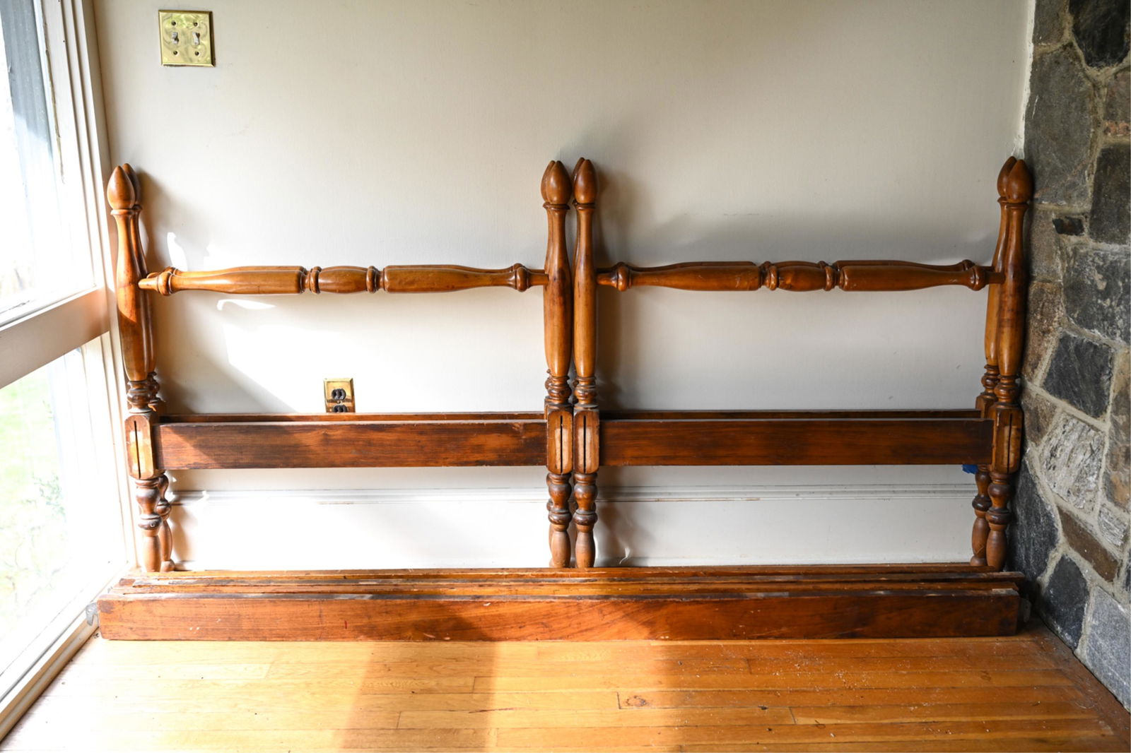 PAIR OF VINTAGE TURNED WOOD TWIN BEDS (1 of 6)