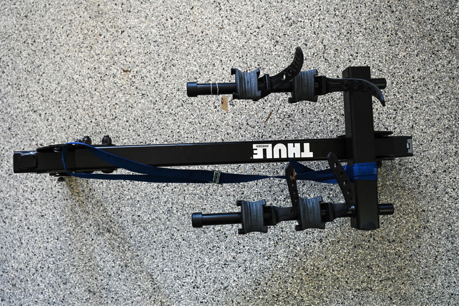 TOW HITCH MOUNTED THULE BIKE RACK (1 of 6)