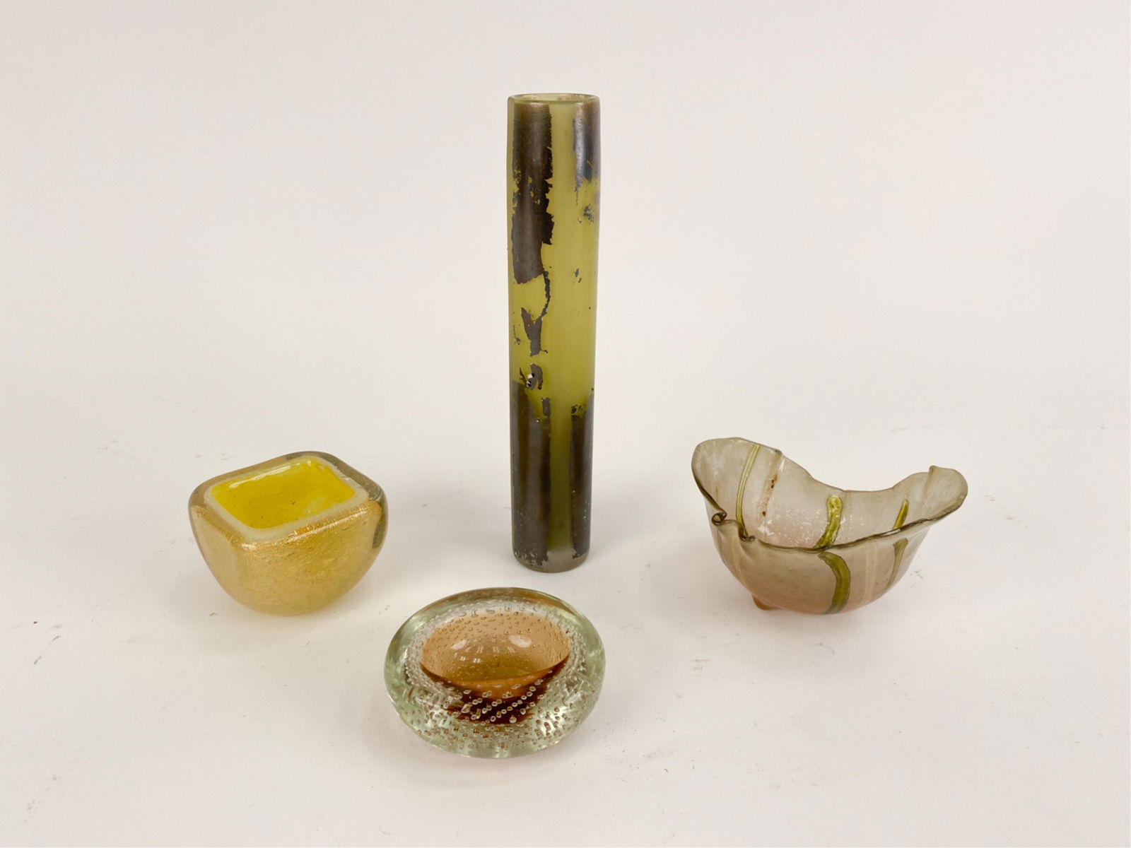 GROUPING OF MODERN ART GLASS (1 of 11)