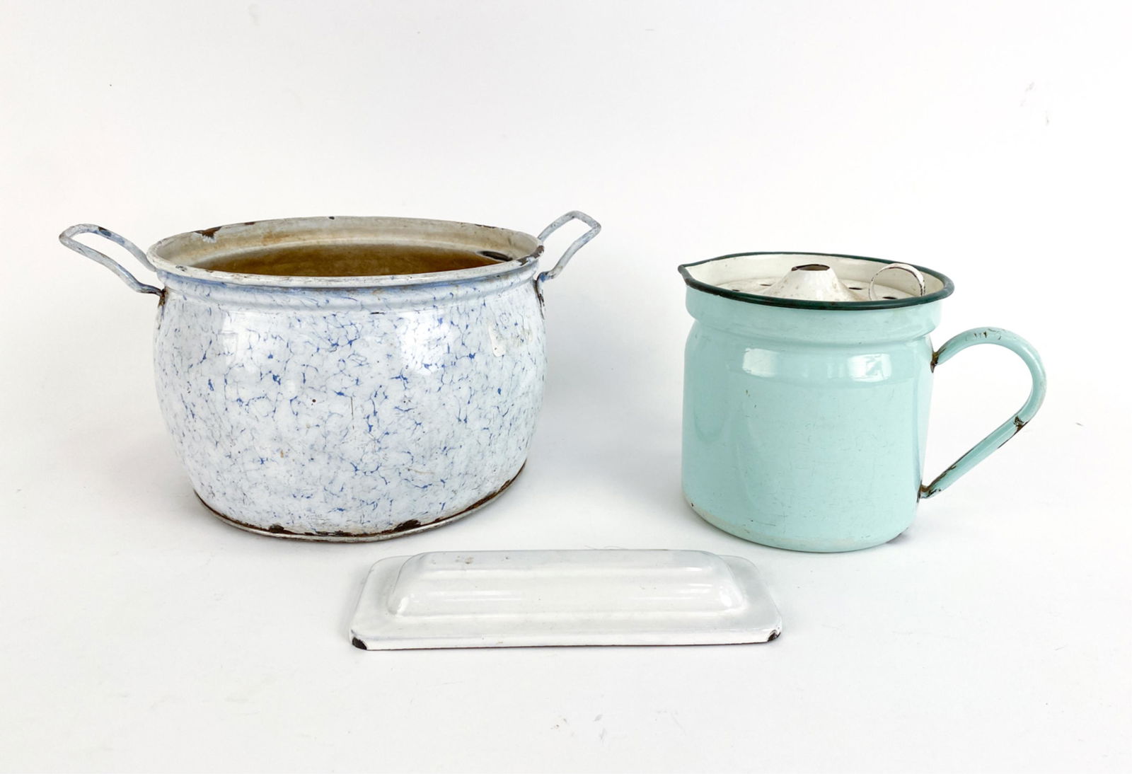 GROUPING OF 1920'S ENAMELWARE (1 of 15)
