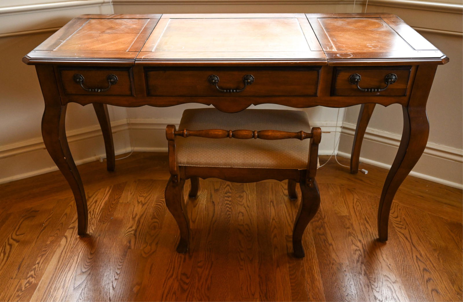 CONTEMPORARY RIVERSIDE FRENCH-STYLE VANITY & STOOL (1 of 8)