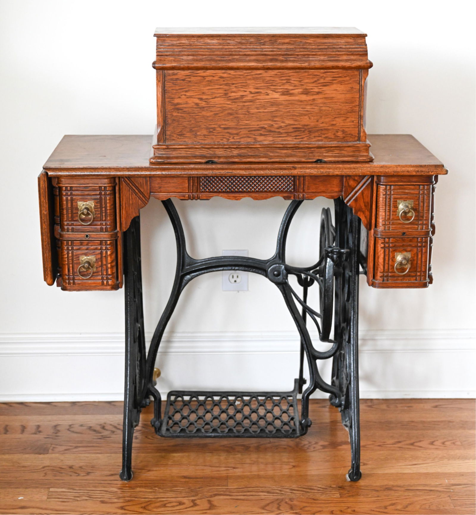 ANTIQUE SINGER SEWING MACHINE TABLE (1 of 14)