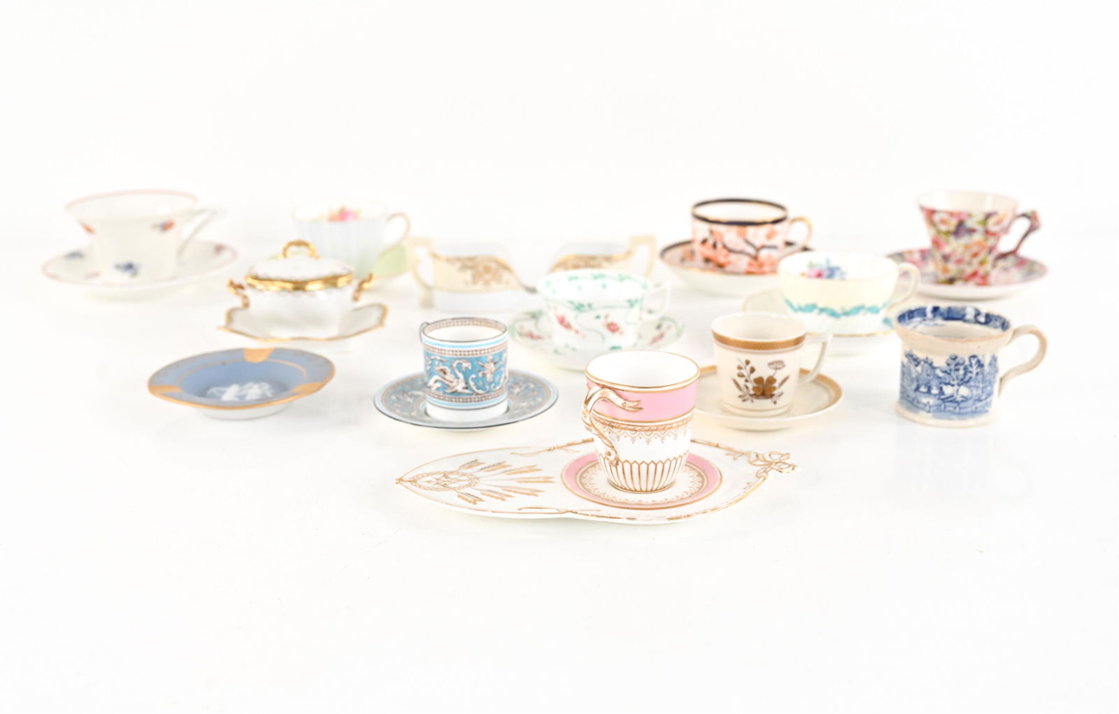 GROUPING OF FINE PORCELAIN TEAWARE (1 of 14)