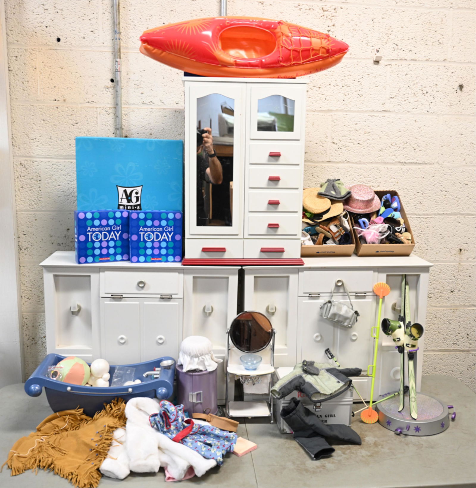 GROUP OF AMERICAN GIRL DOLL CLOTHING & ACCESSORIES (1 of 10)