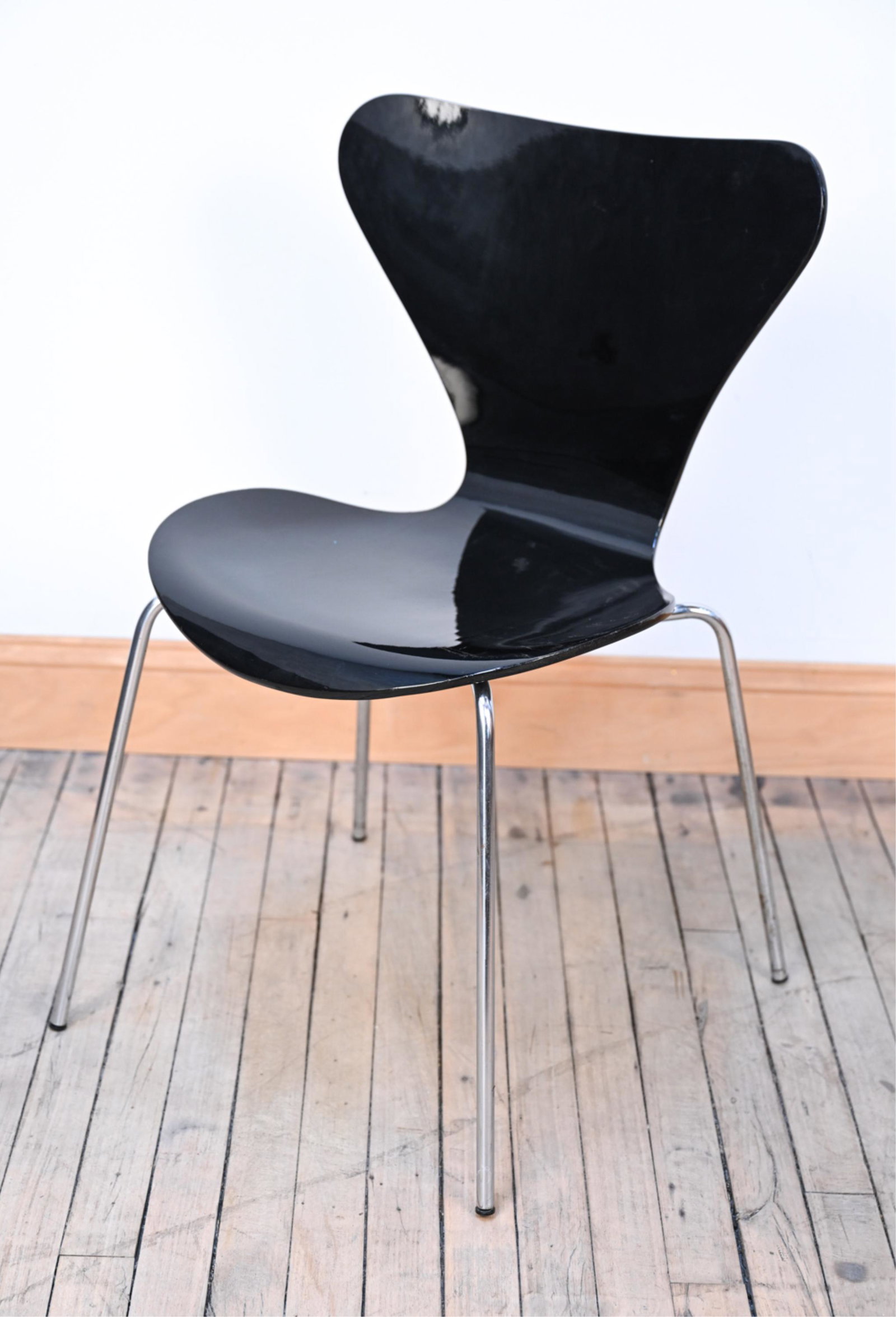 ARNE JACOBSEN MODEL 3107 BY FRITZ HANSEN CHAIR (1 of 9)