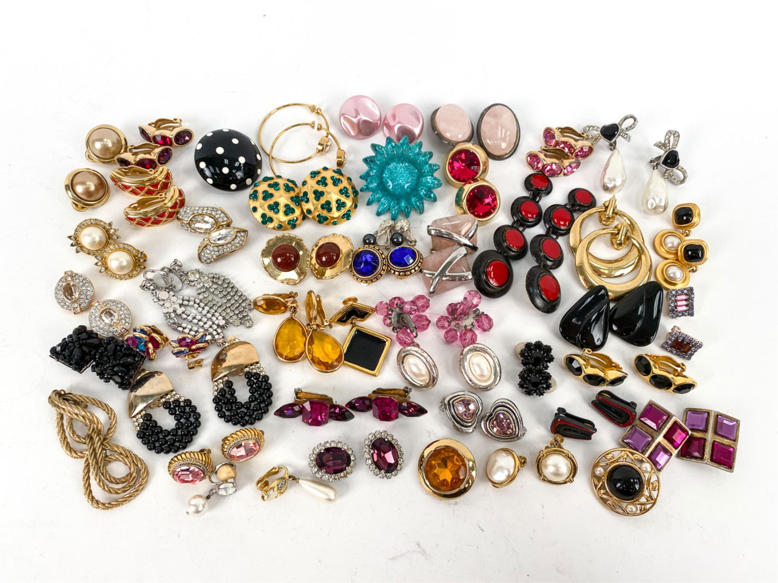 GROUPING OF VINTAGE OF CLIP ON EARRINGS (1 of 8)