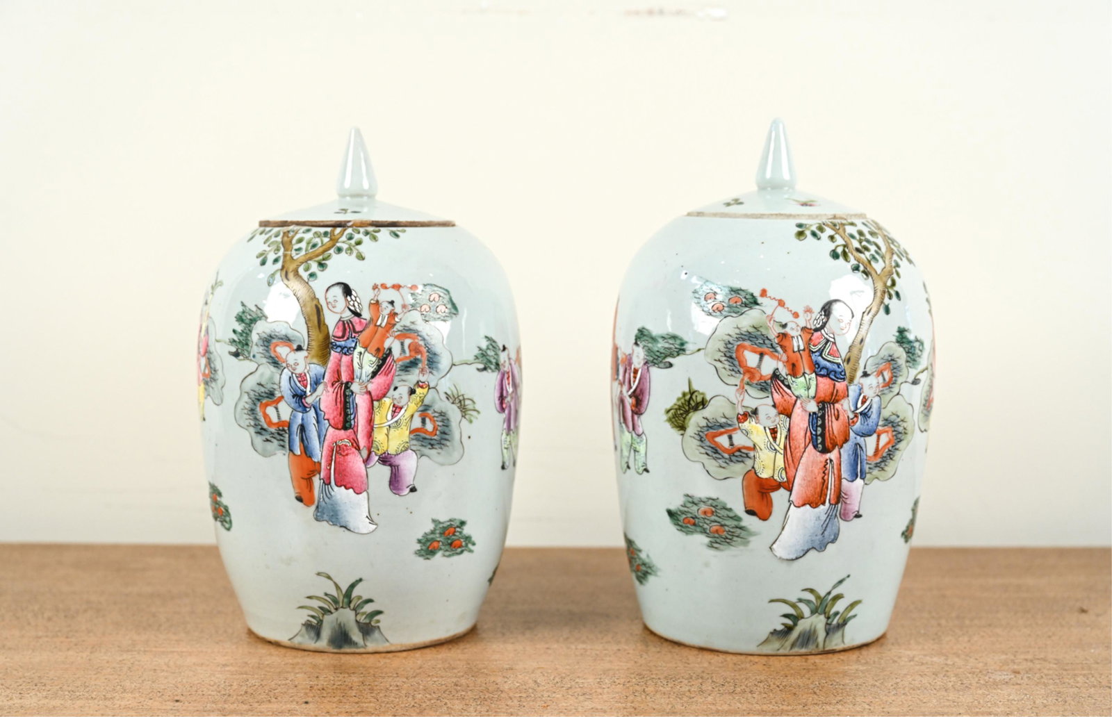 PAIR OF CHINESE EXPORT PORCELAIN COVERED JARS (1 of 18)