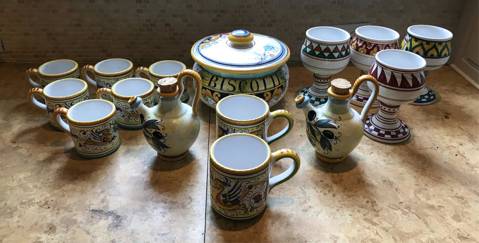 GROUPING OF ITALIAN MAJOLICA TABLEWARE (1 of 13)