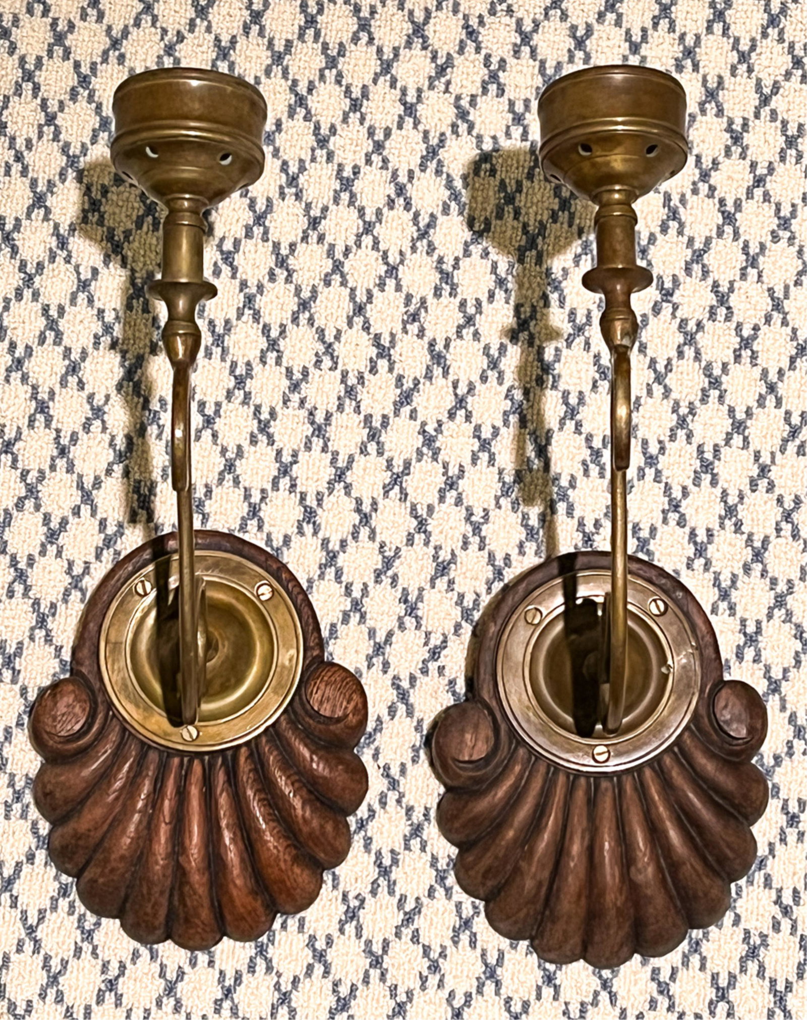 PAIR OF SHELL FORM CANDLE SCONCES (1 of 17)