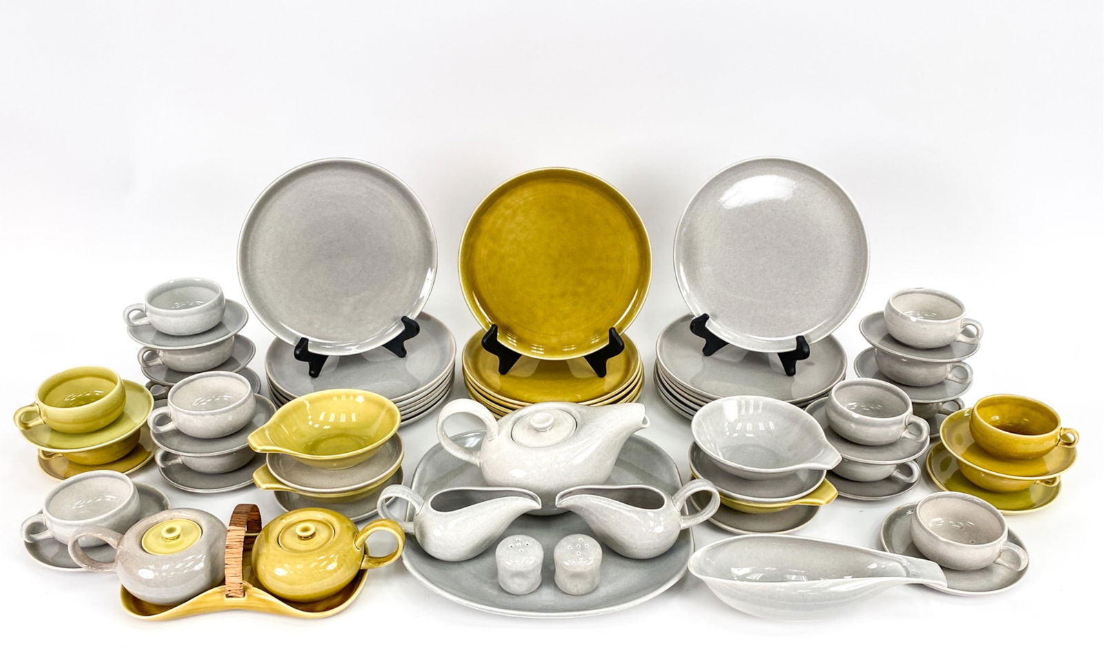 RUSSEL WRIGHT AMERICAN MODERN DINNERWARE GROUPING (1 of 16)