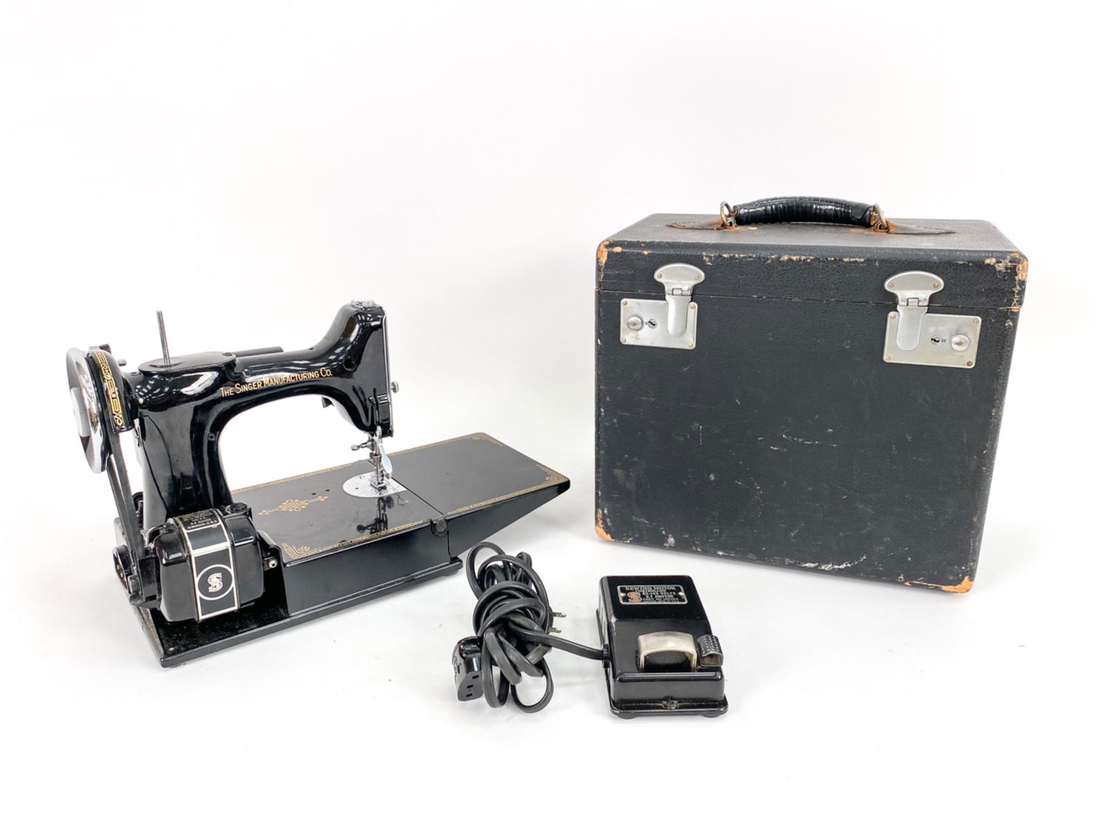 VINTAGE SINGER FEATHERWEIGHT SEWING MACHINE (1 of 14)