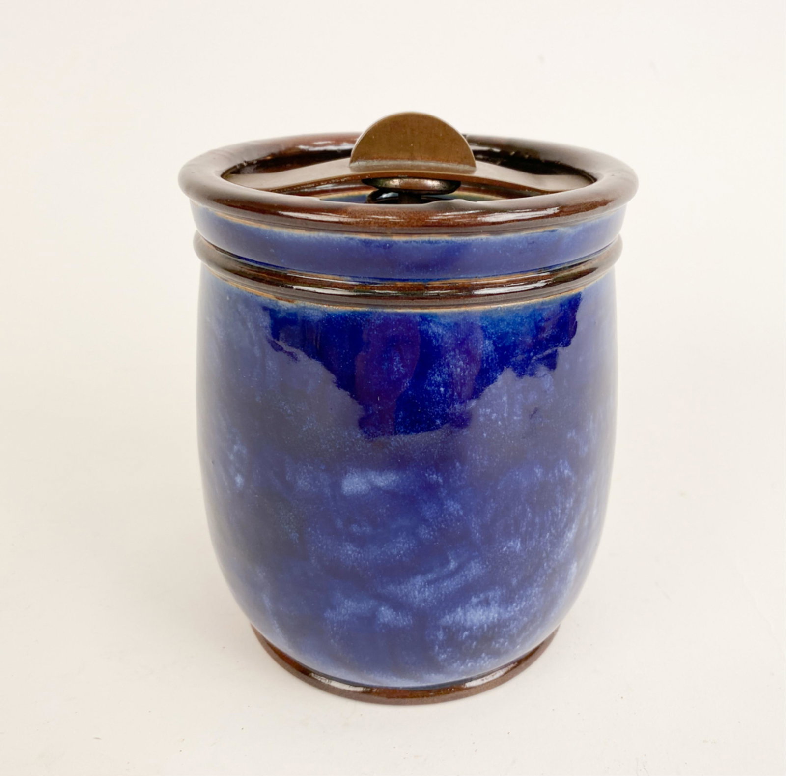 ROYAL DOULTON HUMIDOR: With metal handle. All marked underneath. Dimensions: H 8" x Dia. 5" Condition: Small chip at rim.