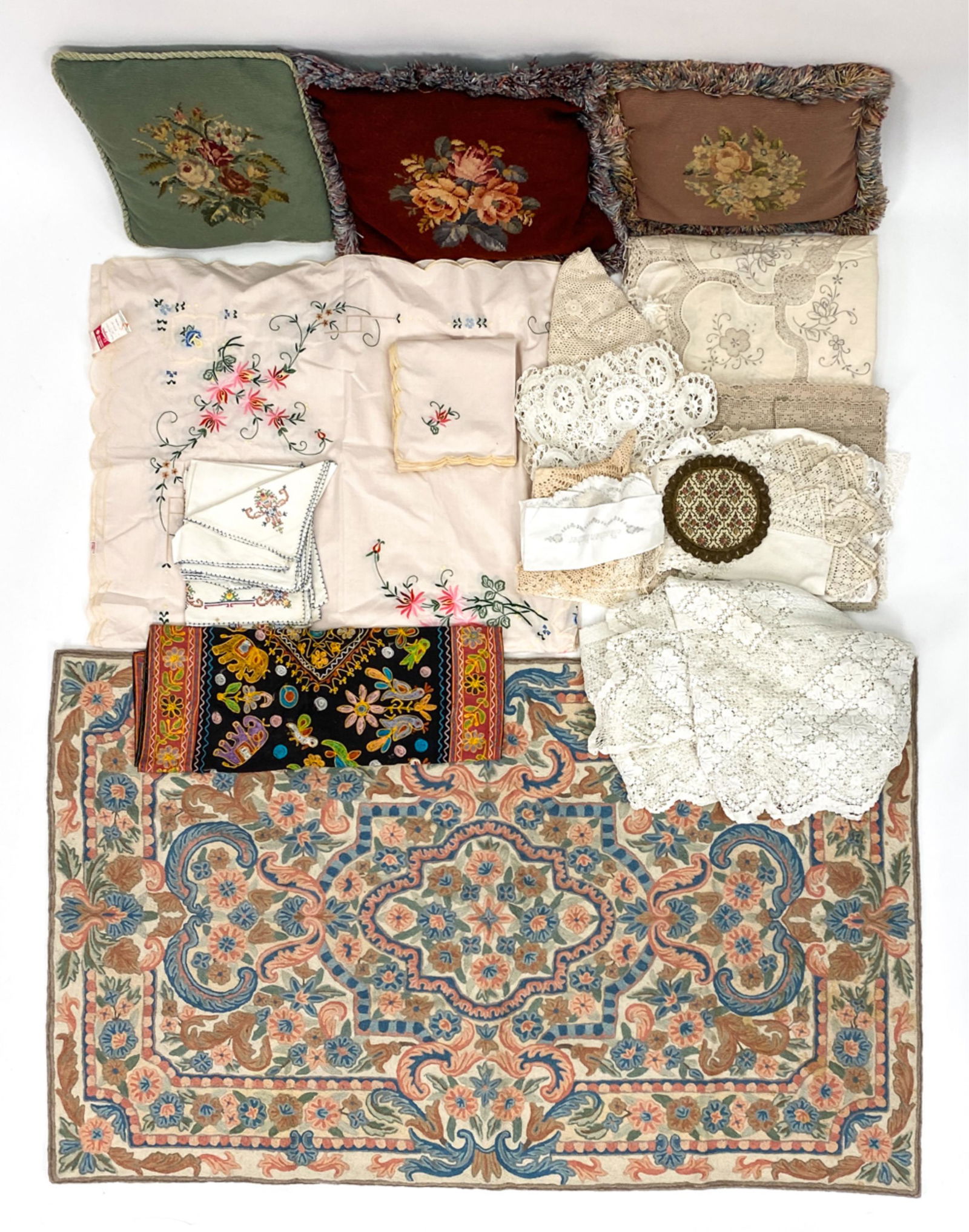 VINTAGE LINENS, LACE, NEEDLEWORK GROUPING (1 of 13)
