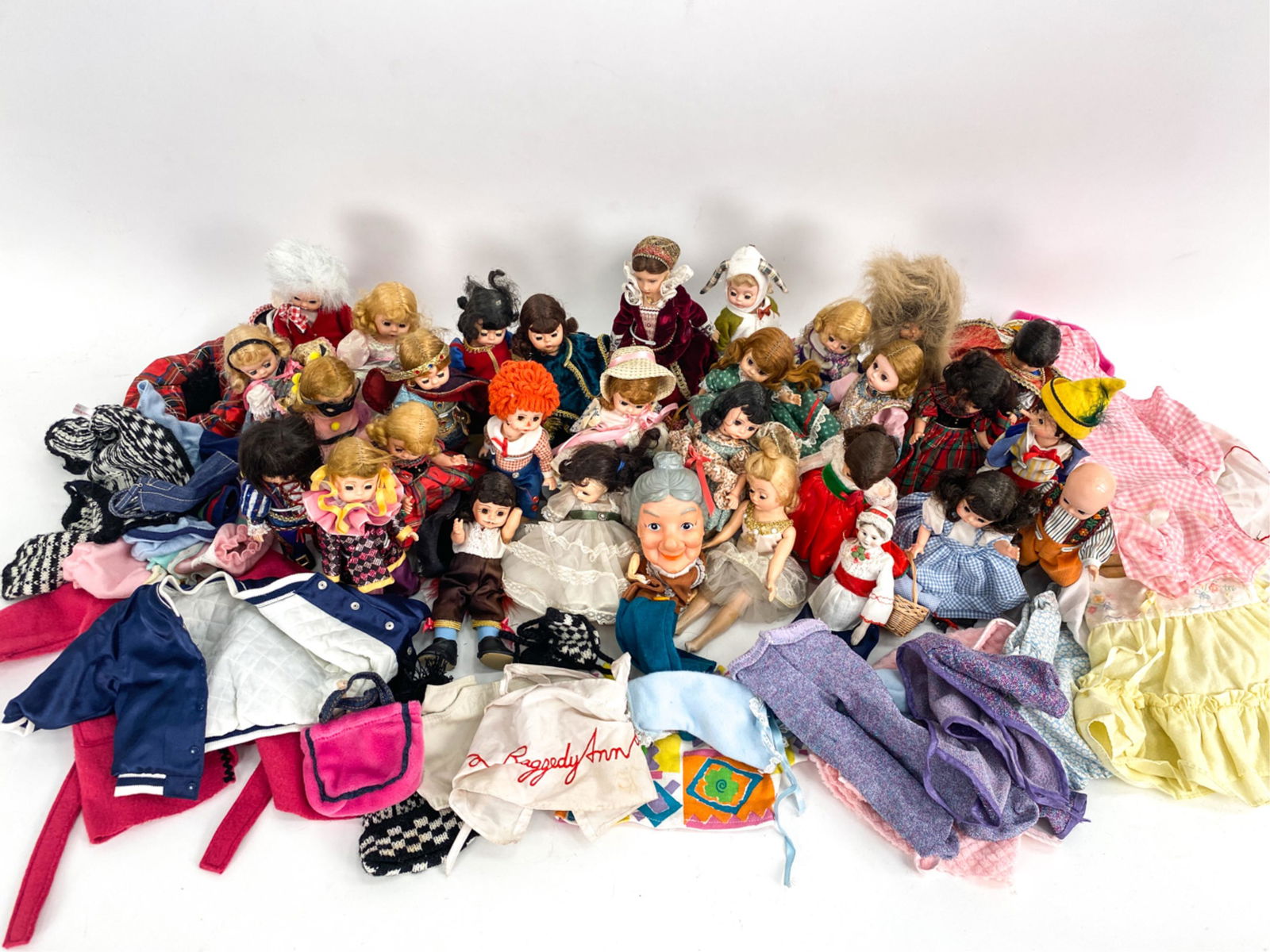 GROUPING OF MADAME ALEXANDER DOLLS (1 of 11)