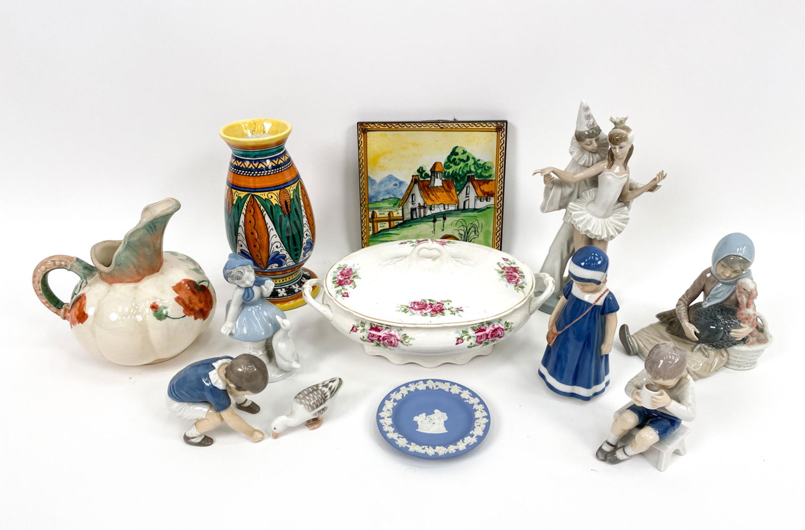 LARGE DECORATIVE PORCELAIN GROUPING (1 of 20)