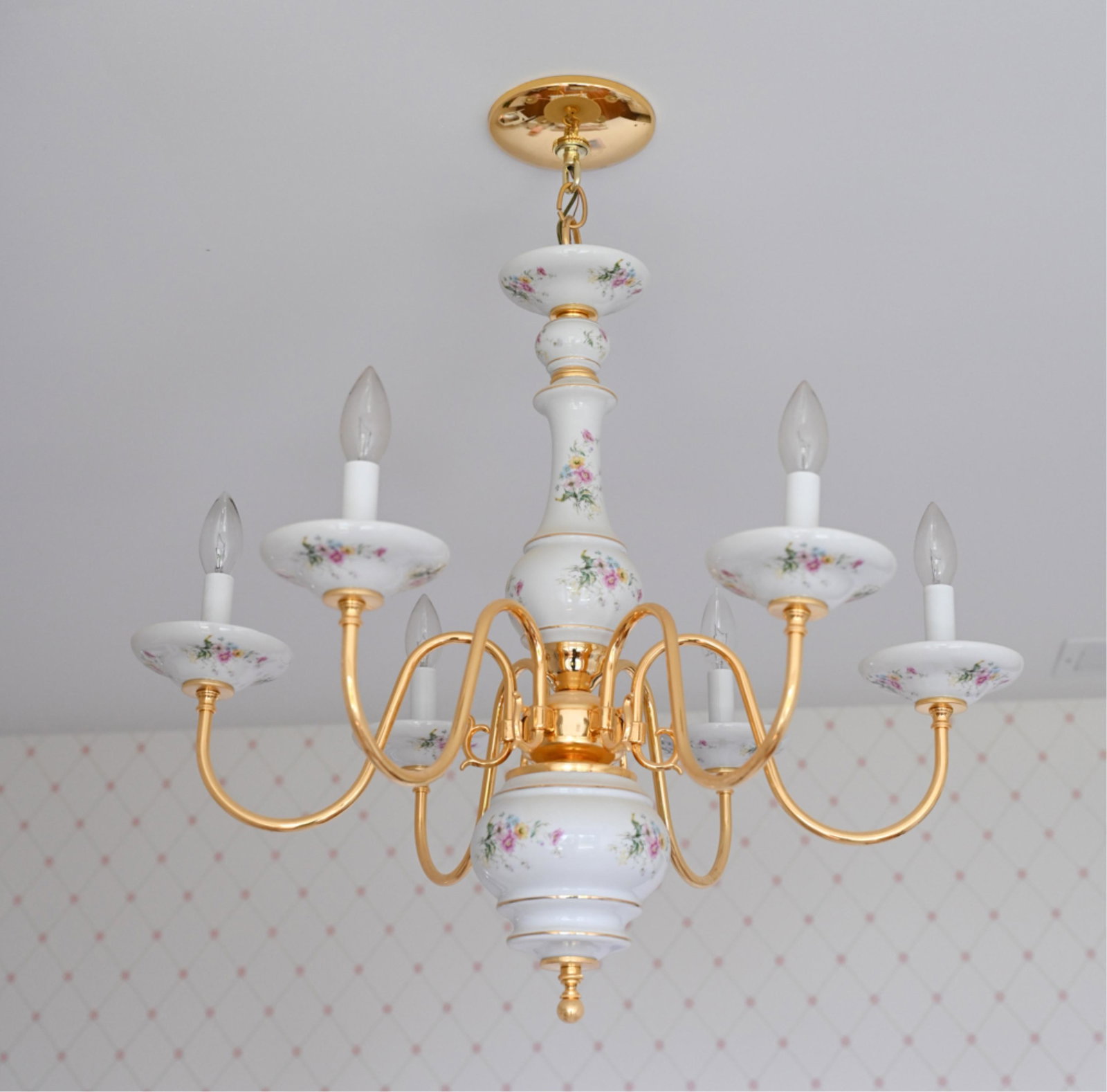CONTEMPORARY PORCELAIN CHANDELIER: Petite chandelier in painted porcelain and rose gold-finished metal. NOTE: Buyer will be responsible for de-installation of light fixtures at the time of pickup. Dimensions: H 29" x Dia. 26" Condition