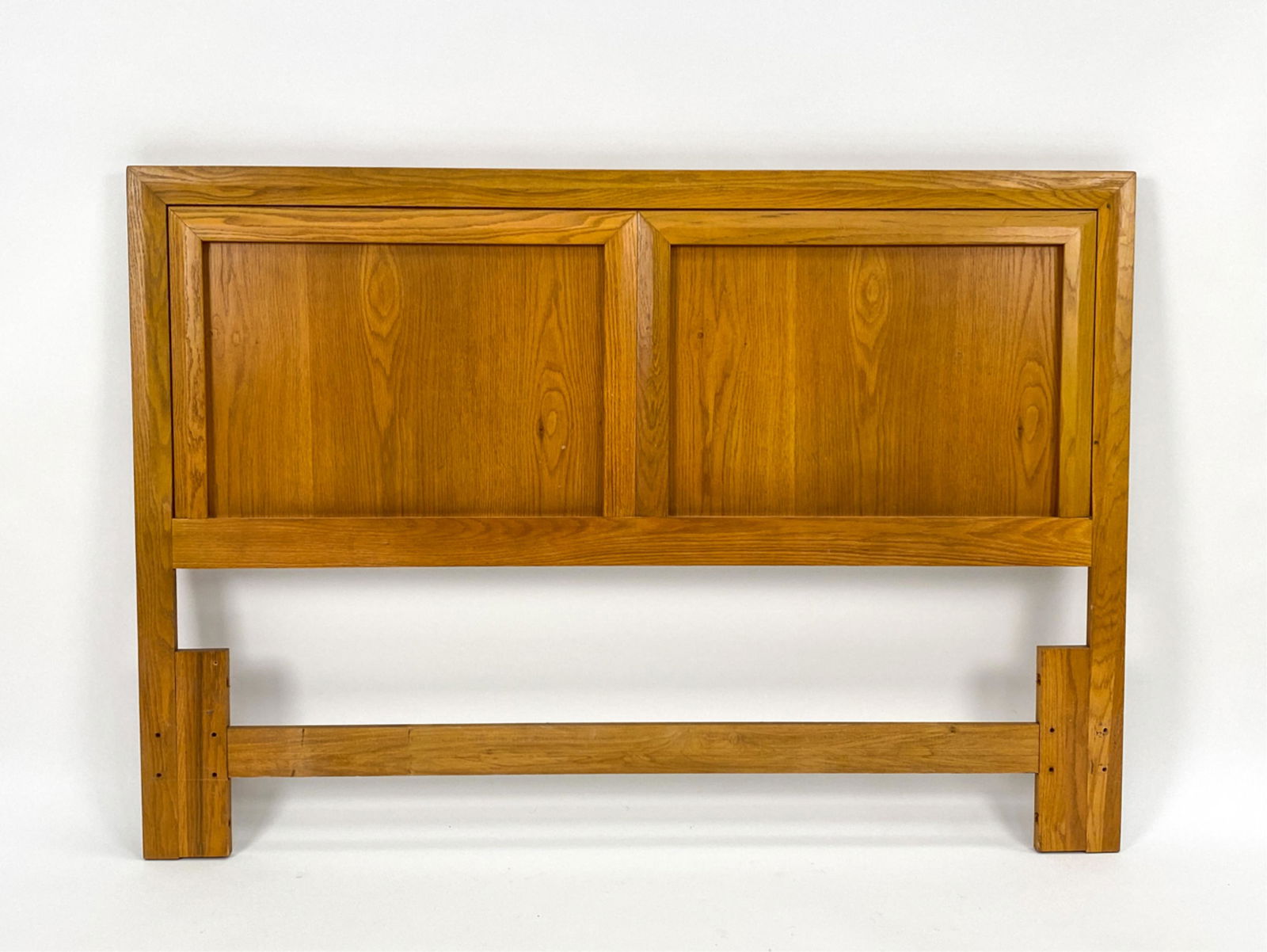 THOMASVILLE AFFINITY COLLECTION HEADBOARD: Vintage Thomasville Furniture Co. modern oak headboard from the Affinity Collection. Label verso. Style # 21911 Dimensions: H 42" x W 60.5" x D 2.25" Condition: Surface wear, dings and scratches consi