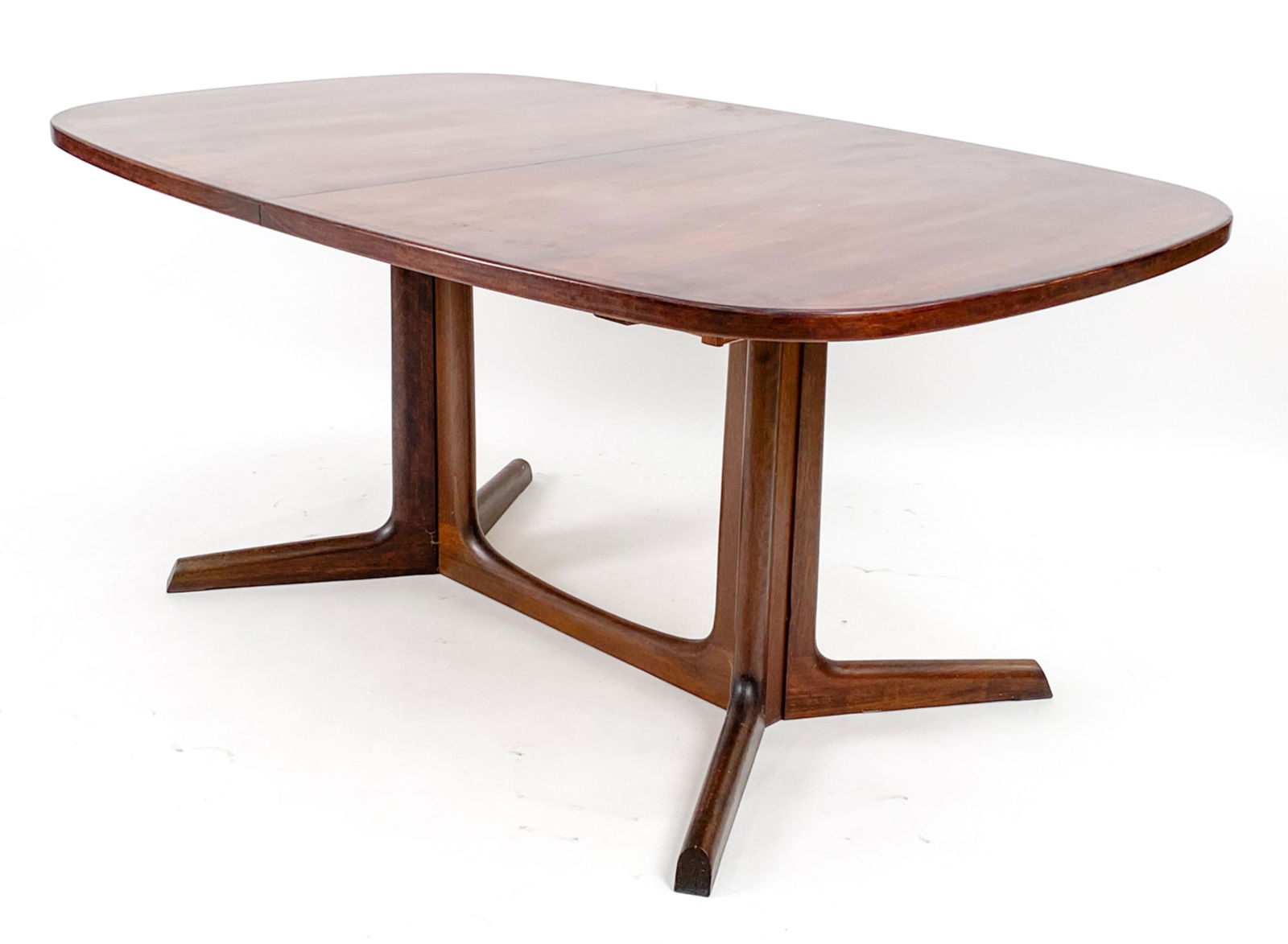 NEILS OTTO MOLLER GUDME ROSEWOOD DINING TABLE: Beautiful Scandinavian Mid-Century Modern rosewood extendable dining table designed by Neils Otto Moller (1922-1988). Manufactured by Gudme Mobelfabrik. Includes (2) leaves. Marked under: Gudme Mobelf