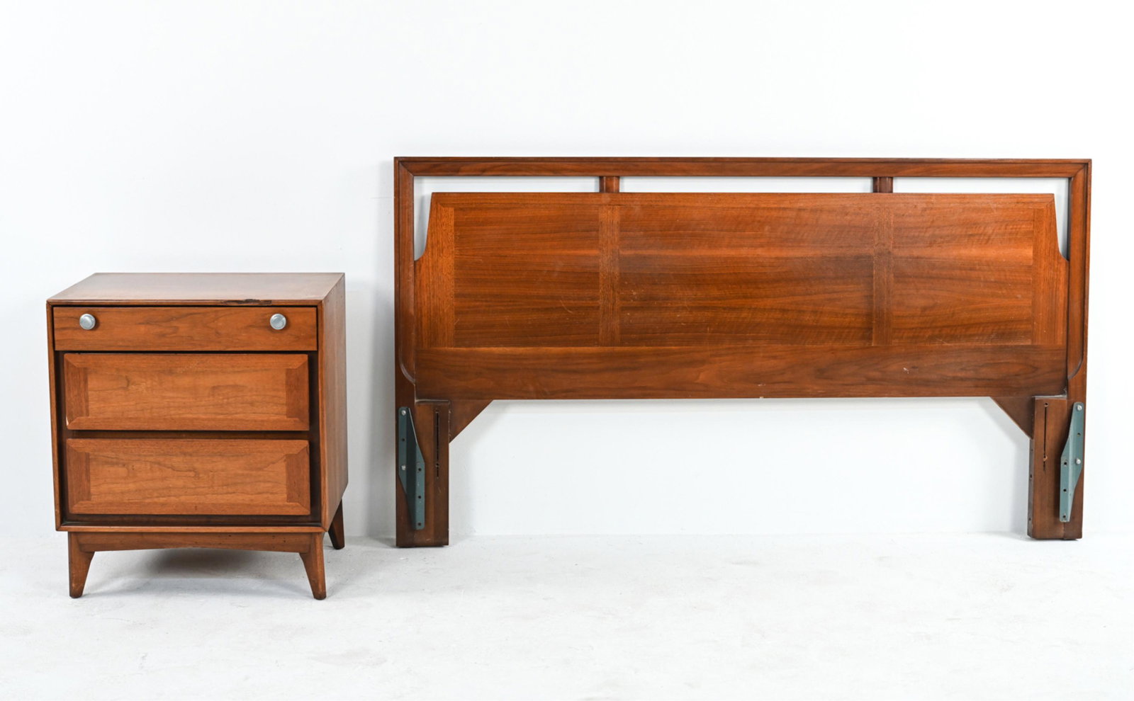 C. 1950'S RED LION MAHOGANY FULL BED & NIGHTSTAND (1 of 13)