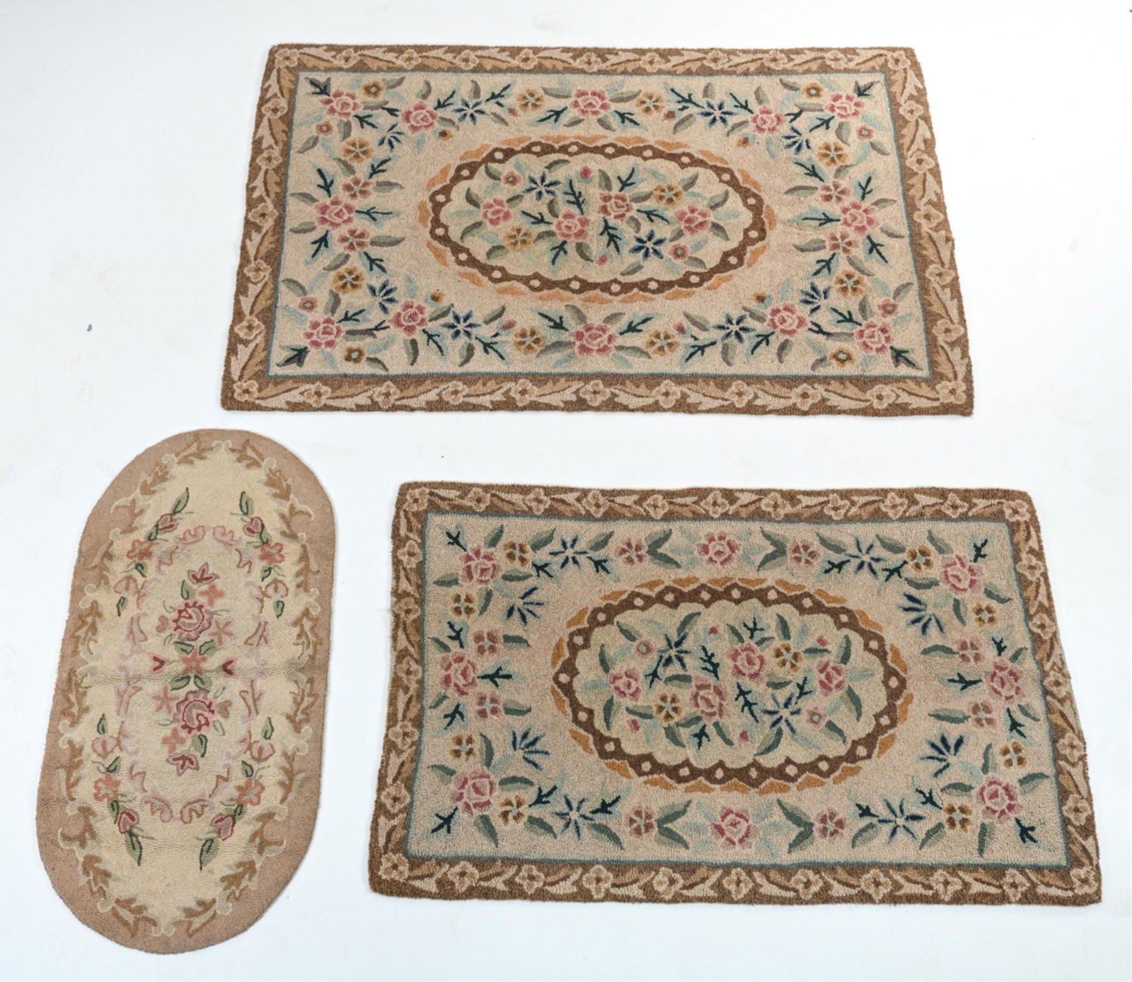 GROUPING OF (3) HAND-HOOKED THROW RUGS (1 of 12)