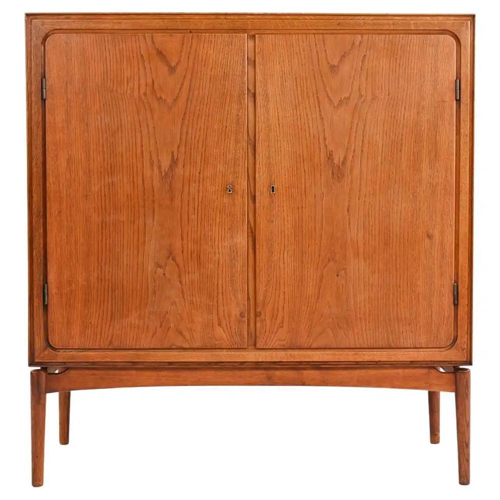 FINN JUHL-STYLE DANISH MID-CENTURY OAK CABINET (1 of 14)