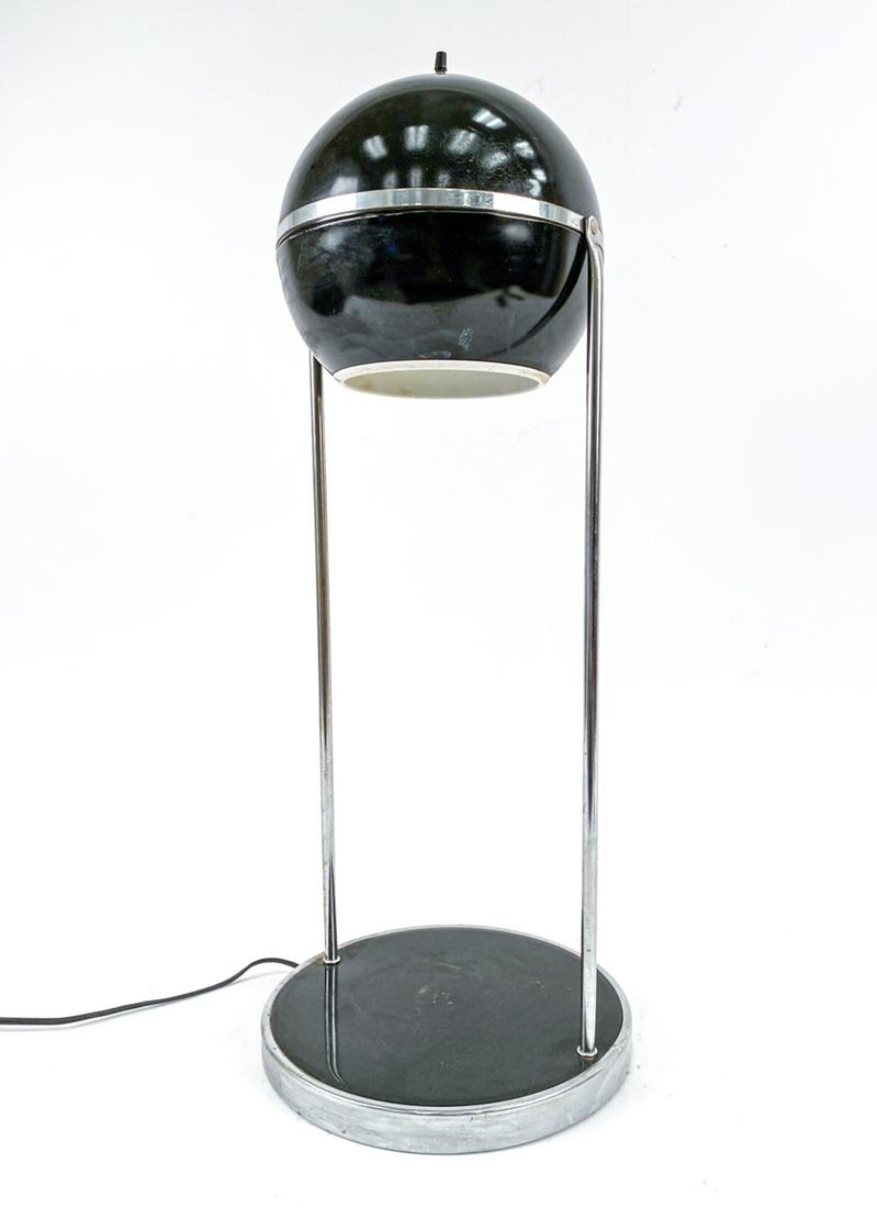 SPACE-AGE SONNEMAN STYLE EYEBALL TABLE LAMP: Mid-Century modern eyeball table lamp in the manner of Robert Sonneman for George Kovacs. Chrome and black enameled metal. Remnant of label inside eyeball is illegible. Dimensions: H 25" x Dia. 10" Co