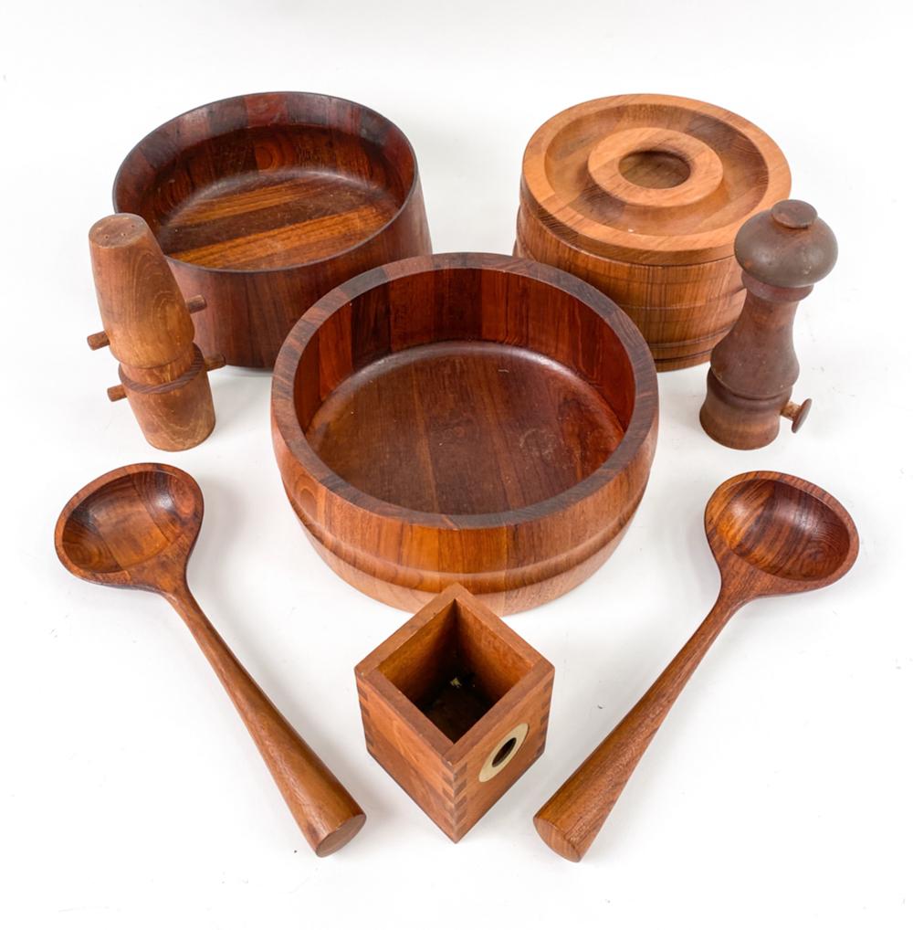 GROUPING OF MID-CENTURY TEAK SERVING PIECES (1 of 14)
