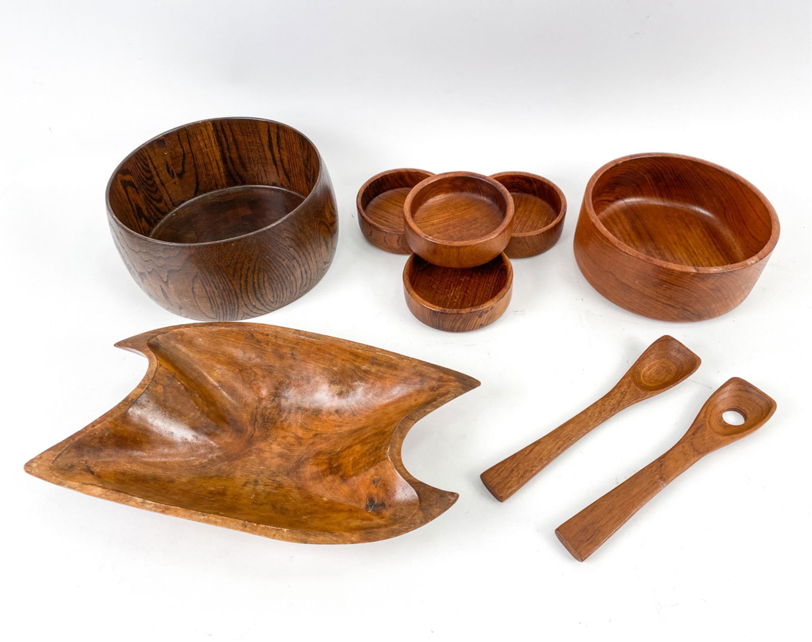 GROUPING OF MID-CENTURY WOOD BOWLS ETC. (1 of 7)