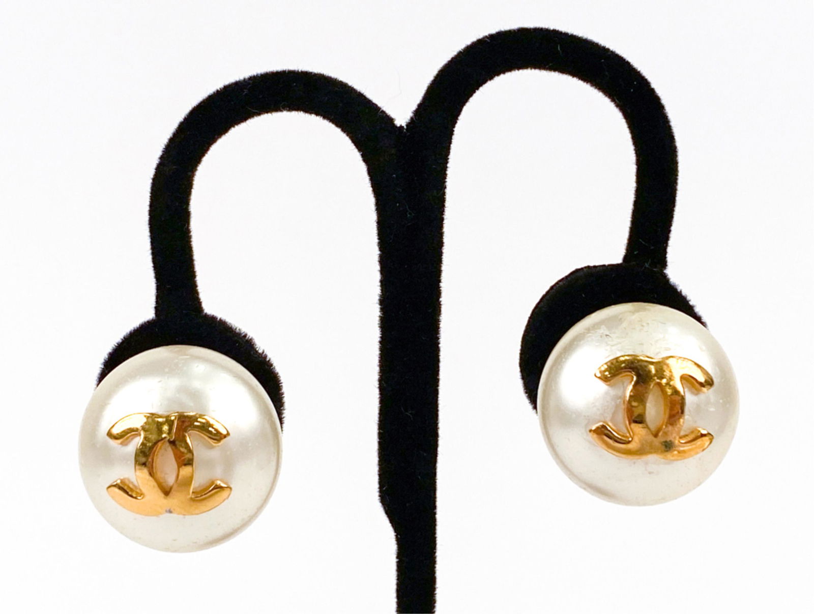 C. 1970'S CHANEL FAUX PEARL CC LOGO EARRINGS (1 of 9)