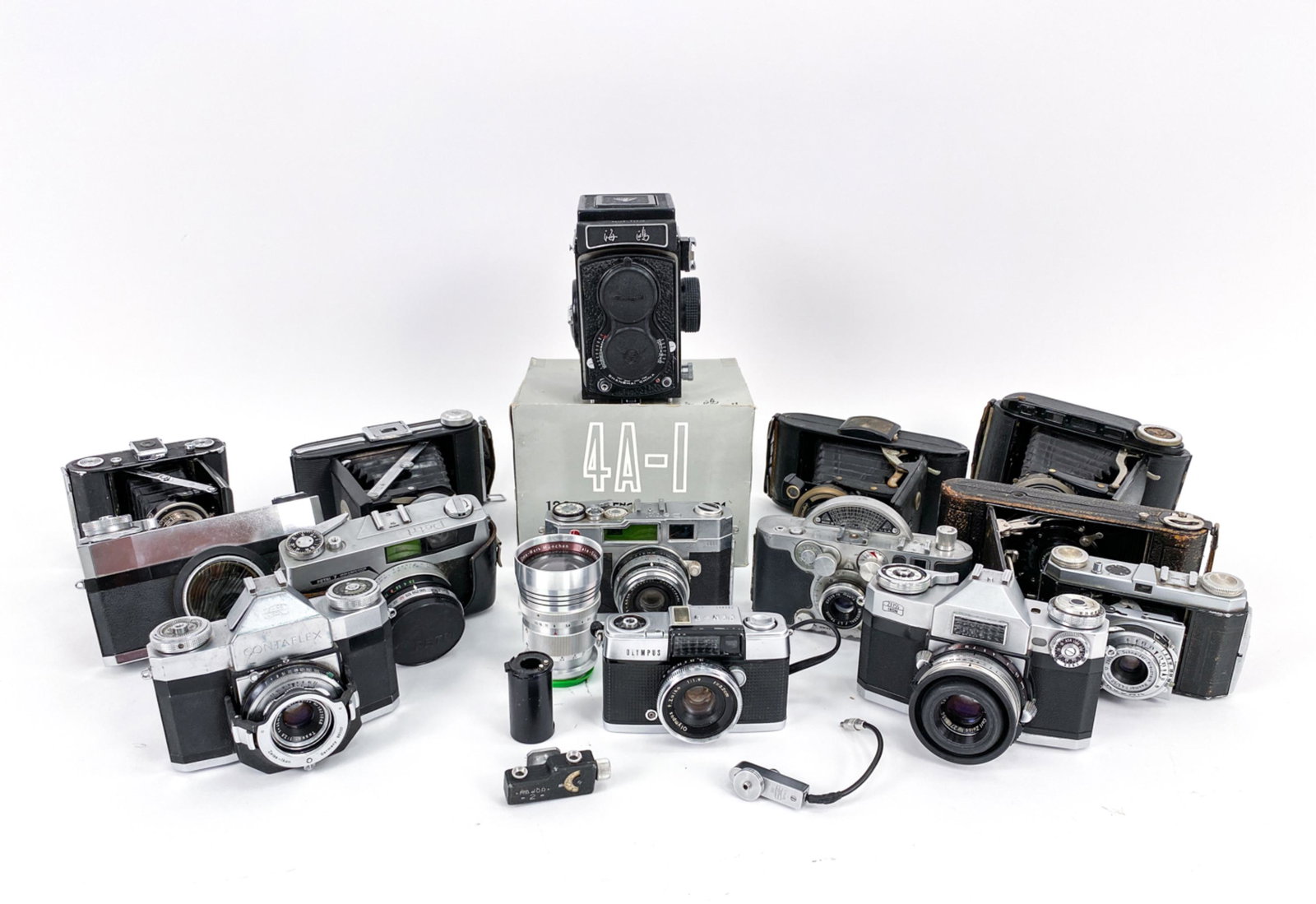 GROUPING OF VINTAGE CAMERAS AND EQUIPMENT (1 of 20)