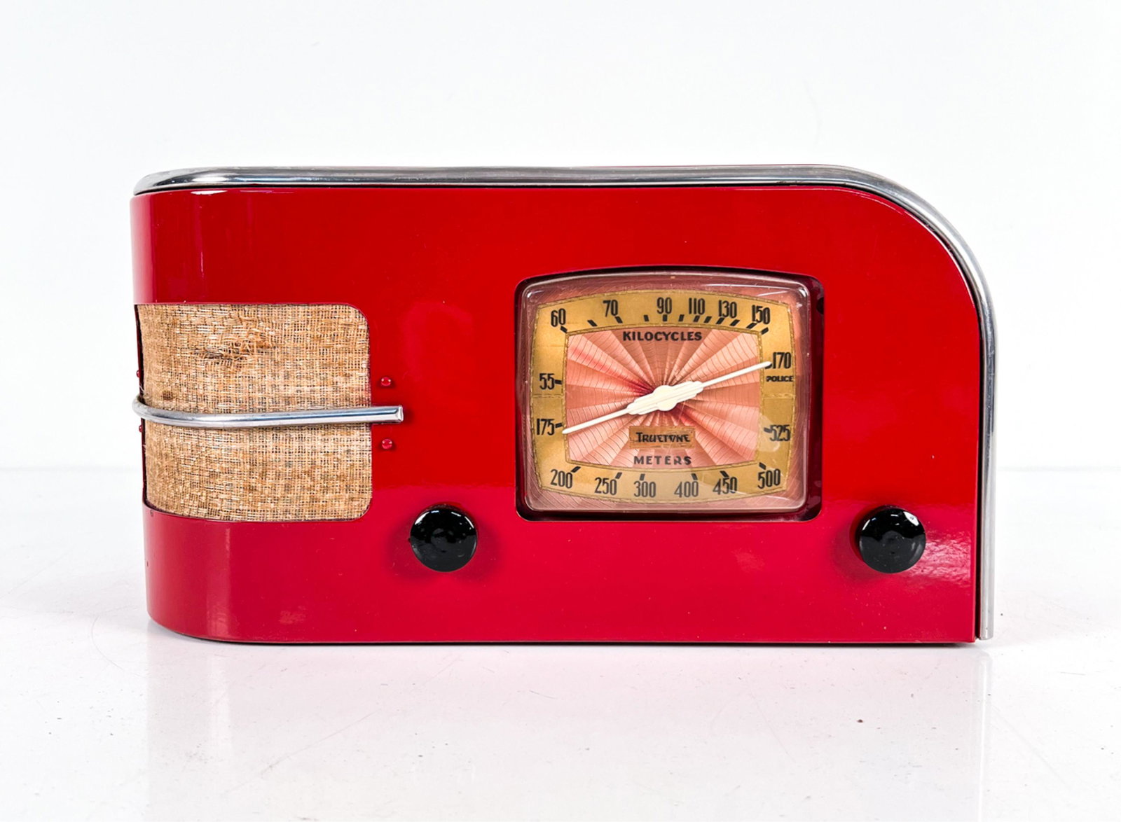 1940'S TRUETONE D-2210 RED ENAMEL RADIO: Rare Streamline Model D-2210 radio by Truetone, in red enamel and chrome. Dimensions: H 8" x W 15" x D 7" Condition: Not tested; needs rewiring. Missing back panel and (2) chrome speaker bars at left.