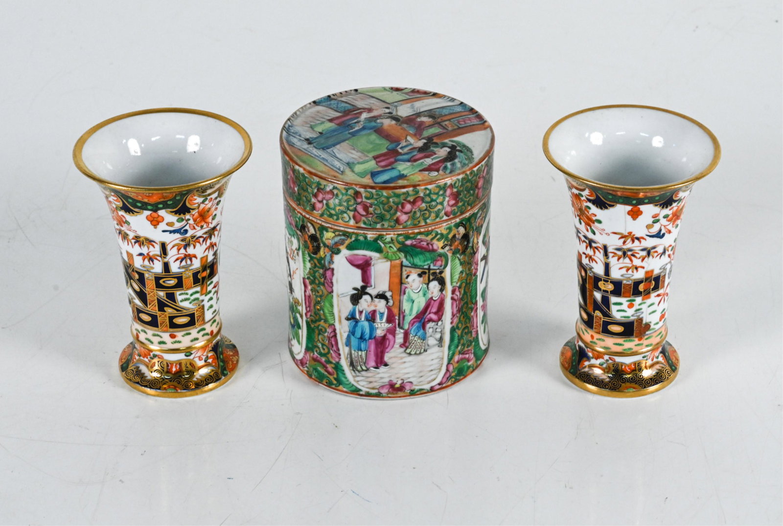 PORCELAIN ROSE MEDALLION BOX & IMARI-STYLE VASES (1 of 8)