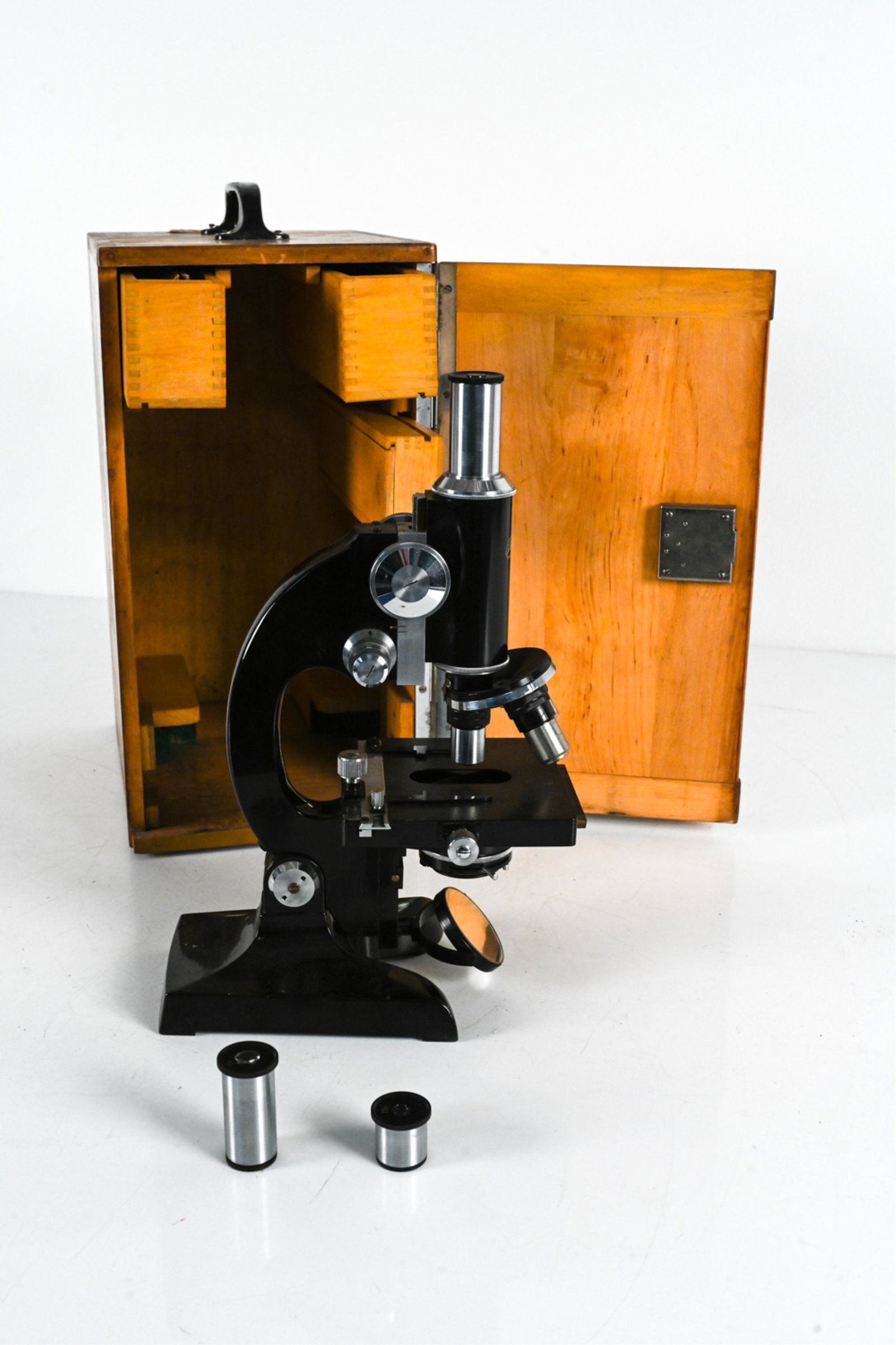 VINTAGE STEINDORFF & CO. MICROSCOPE IN CASE (1 of 8)