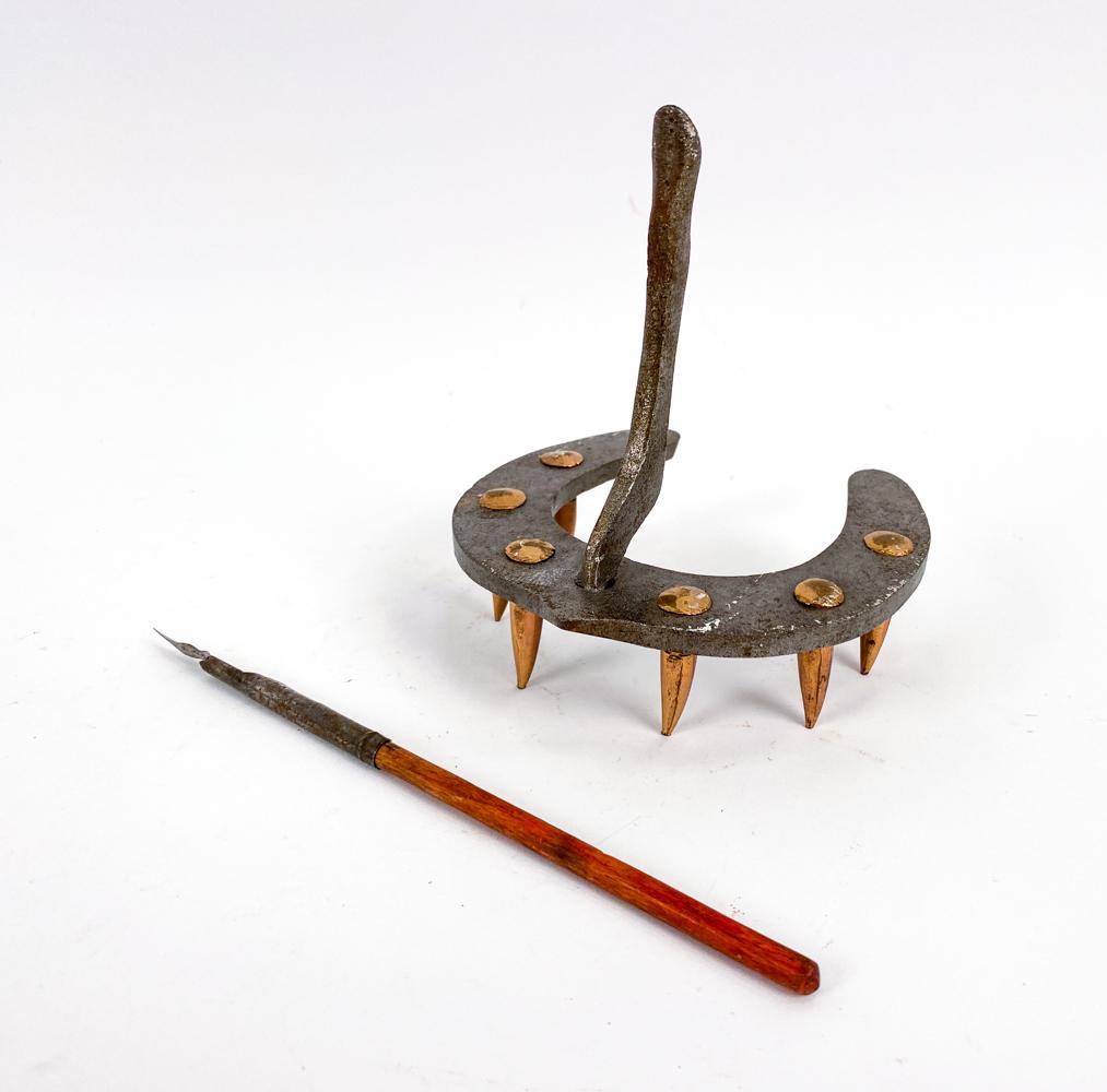 FRENCH WWI OFFICER'S PEN HOLDER: Made from a horseshoe. Including pen. Dimensions: H 4" x W 4.5" x D 5.25" Condition: Wear consistent with age and use including some pitting. Pen tip lacking.
