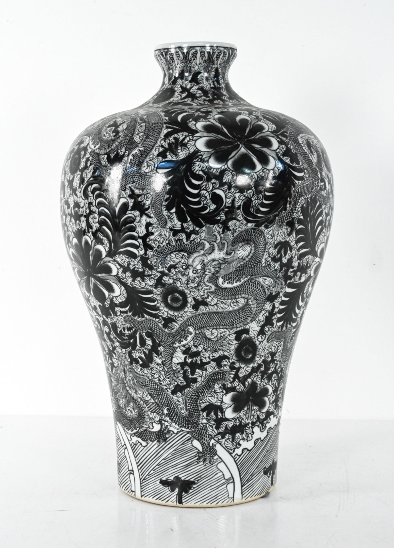 OVERSIZED CHINESE BLACK & WHITE PORCELAIN VASE (0176) on Jan 10, 2023