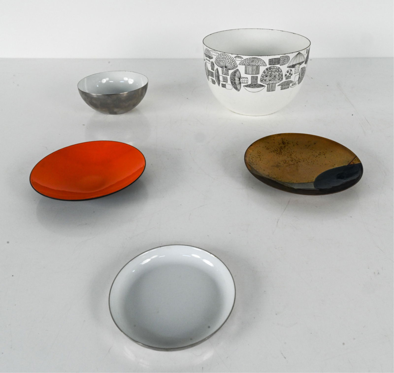 MID-CENTURY ENAMEL GROUPING INCL. SAARA HOPEA (1 of 8)