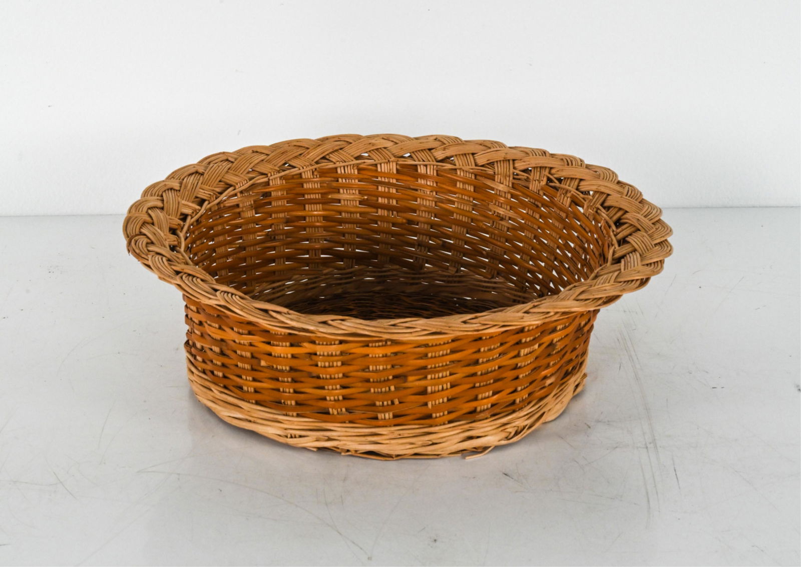 HAND-WOVEN WICKER & SWEETGRASS ROUND BASKET (1 of 9)