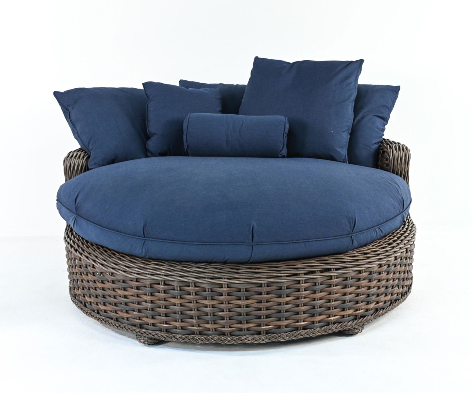 LANE VENTURE SOUTH HAMPTON ROUND PATIO DAYBED (1 of 8)