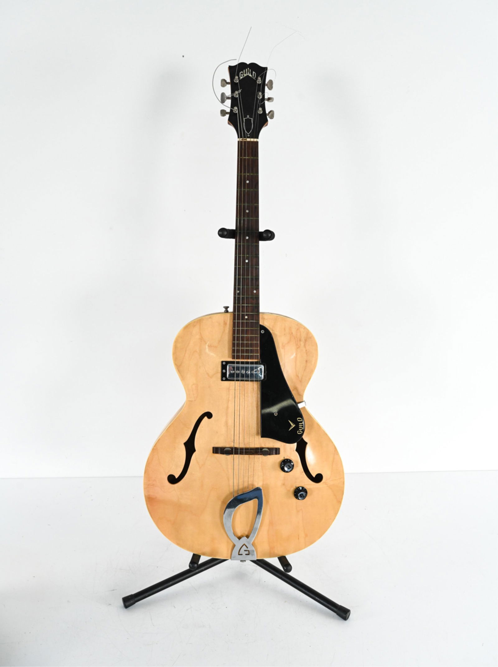 VINTAGE GUILD ELECTRIC GUITAR, C. 1960'S (1 of 15)