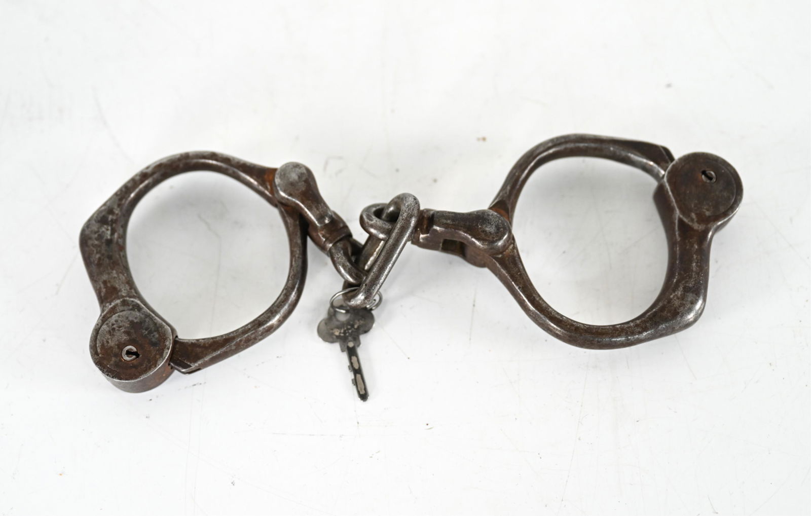 EARLY 20TH C. BEAN COBB STYLE IRON HANDCUFFS (1 of 7)