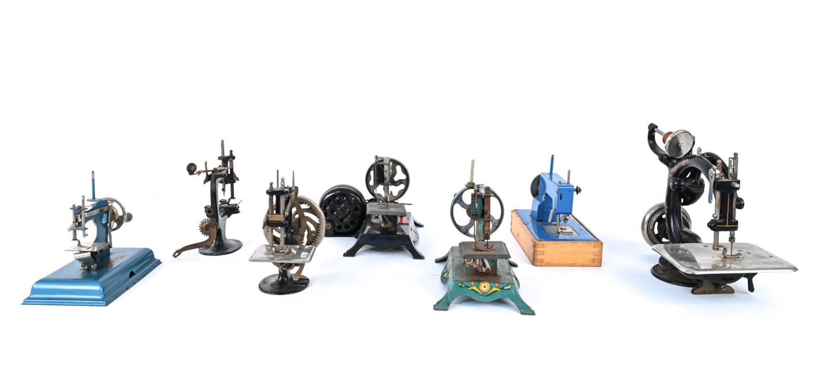 GROUPING OF VINTAGE PORTABLE & TOY SEWING MACHINES (1 of 17)