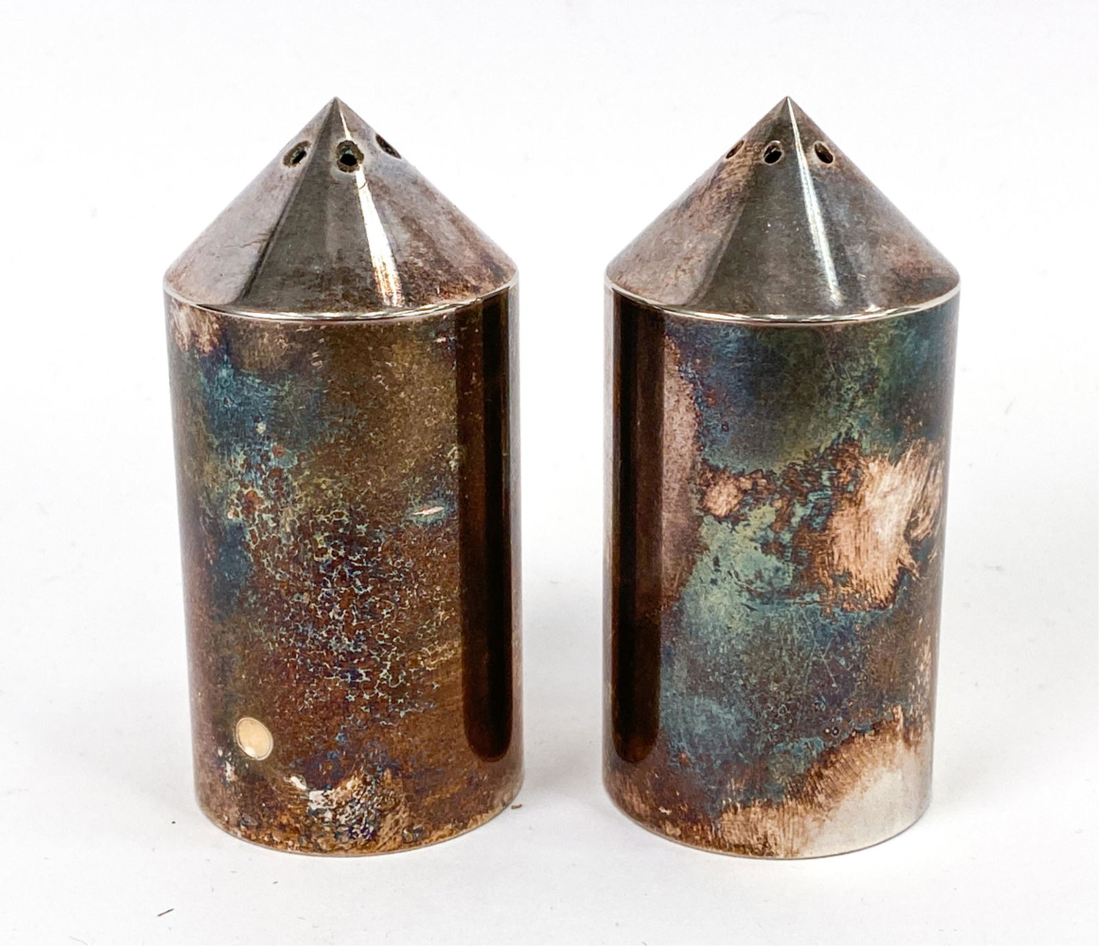 SWID POWELL ITALIAN SALT & PEPPER SHAKERS: Modern Italian silverplate salt and pepper shakers, designed by Swid Powell. Marked underneath. Dimensions: H 3" x Dia. 1.5" Condition: Used, minor surface tarnish.