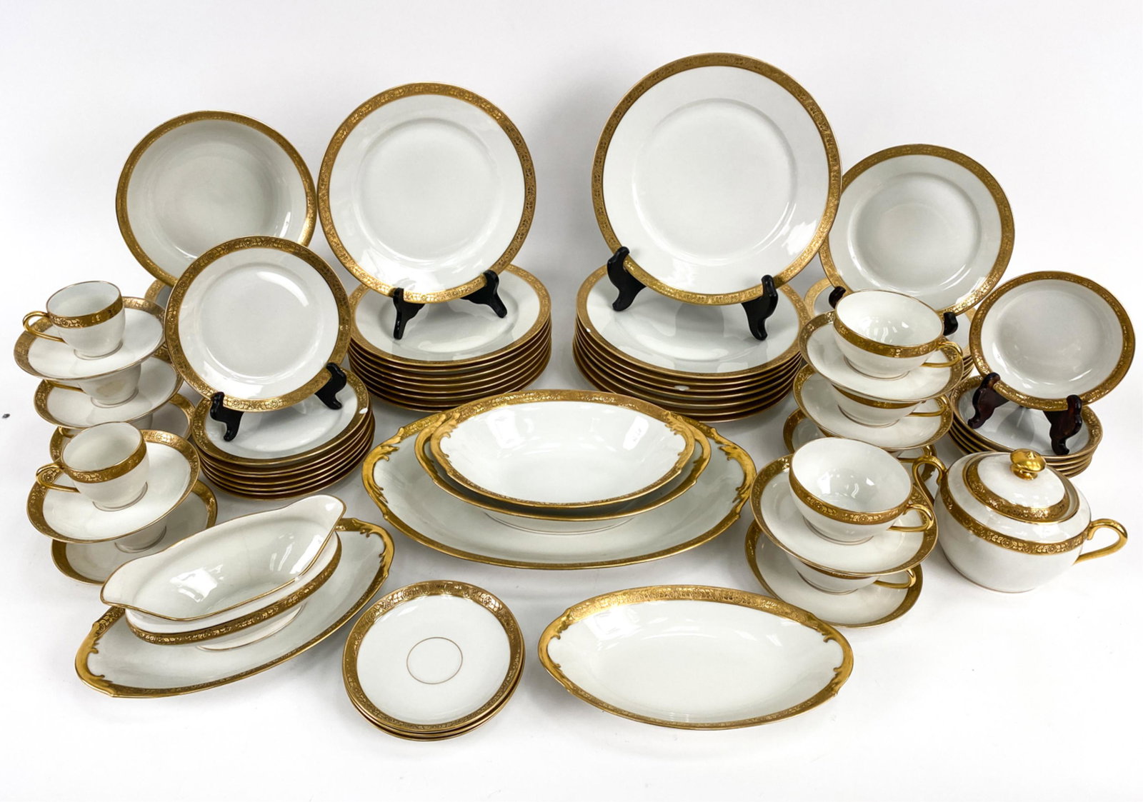 LIMOGES "BOURBON" GILT PORCELAIN SERVICE (1 of 17)